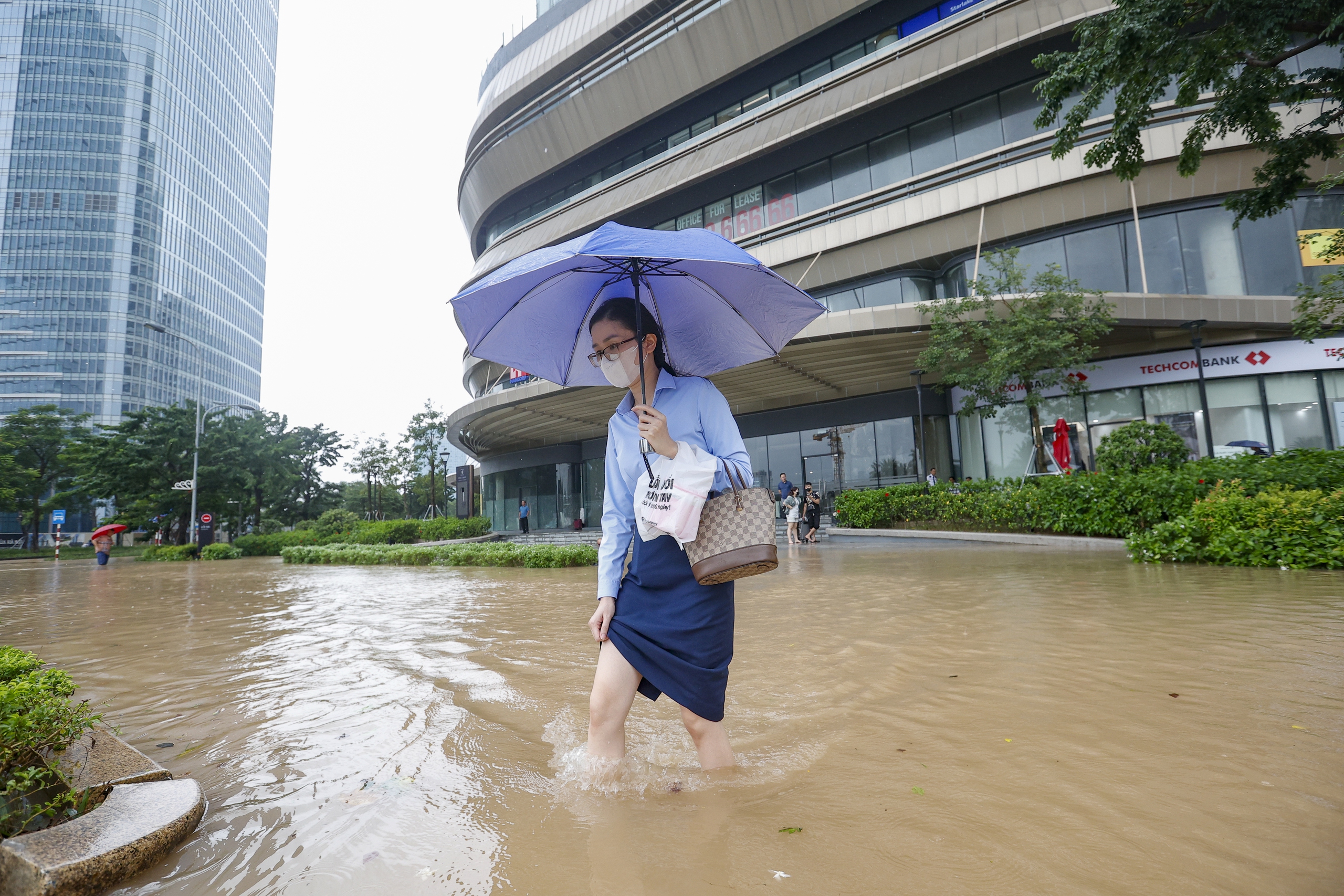 Mưa lớn khiến Hà Nội ngập sâu , ' khu nhà giàu ' lại đứng giữa biển nước - Ảnh 2.