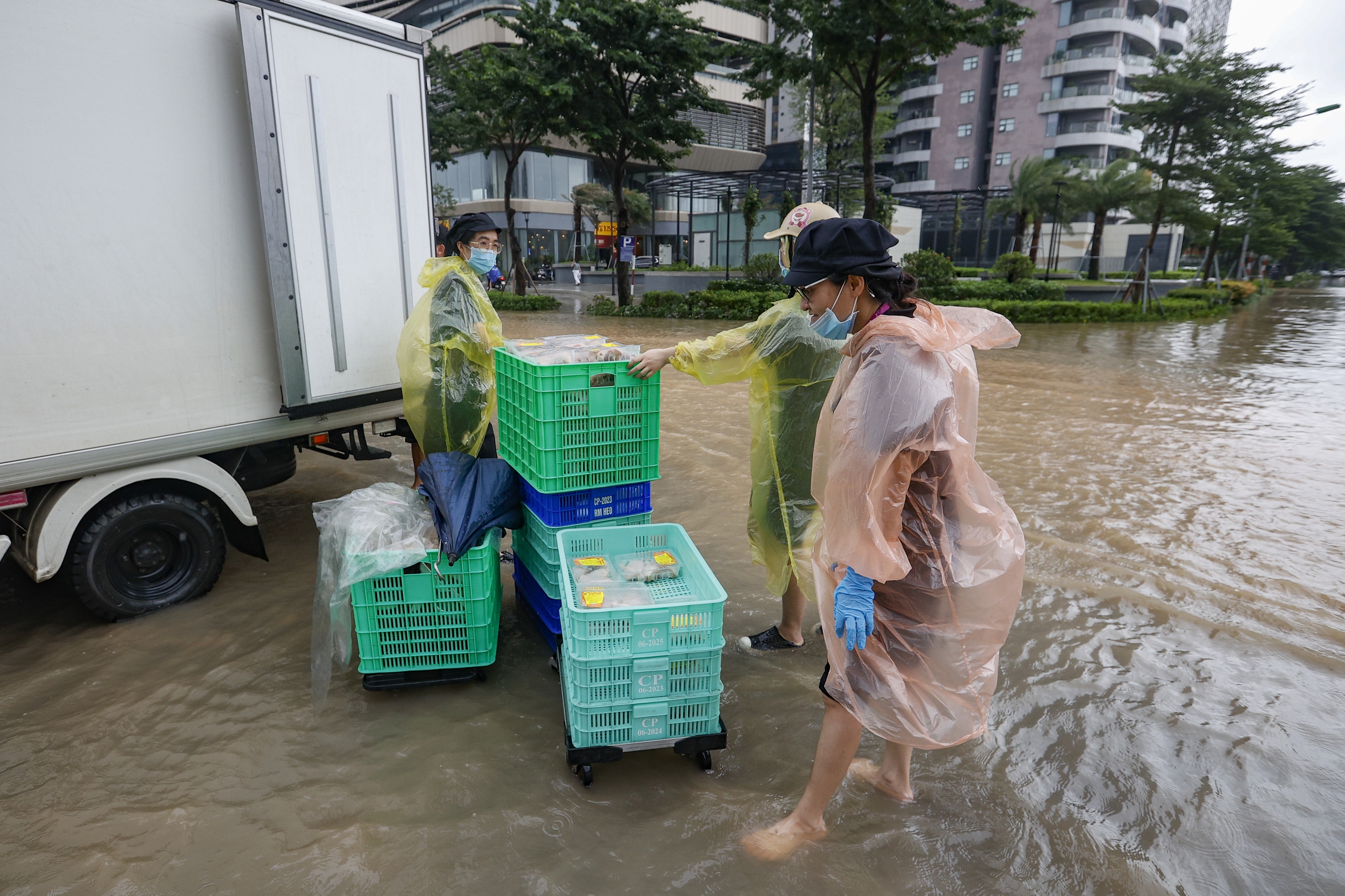 Mưa lớn khiến Hà Nội ngập sâu , ' khu nhà giàu ' lại đứng giữa biển nước - Ảnh 7.