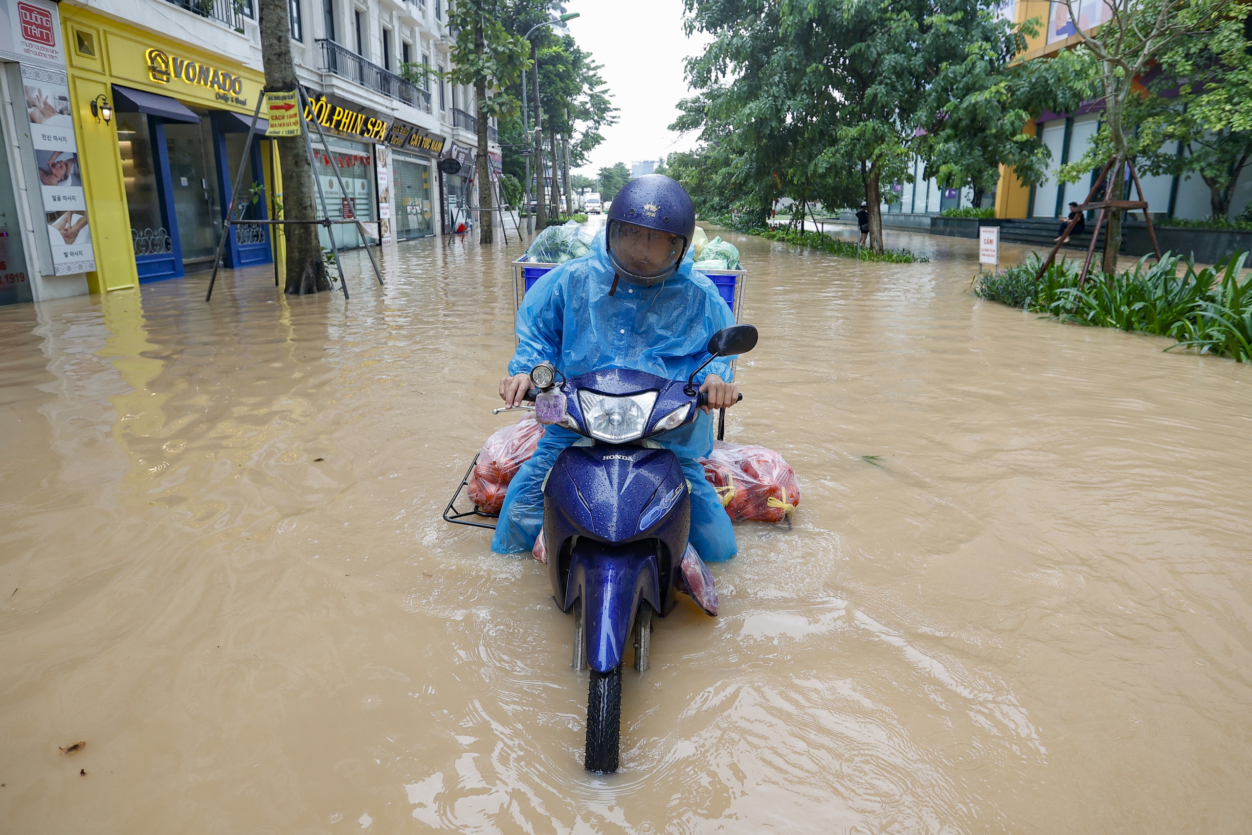 Mưa lớn khiến Hà Nội ngập sâu , ' khu nhà giàu ' lại đứng giữa biển nước - Ảnh 8.