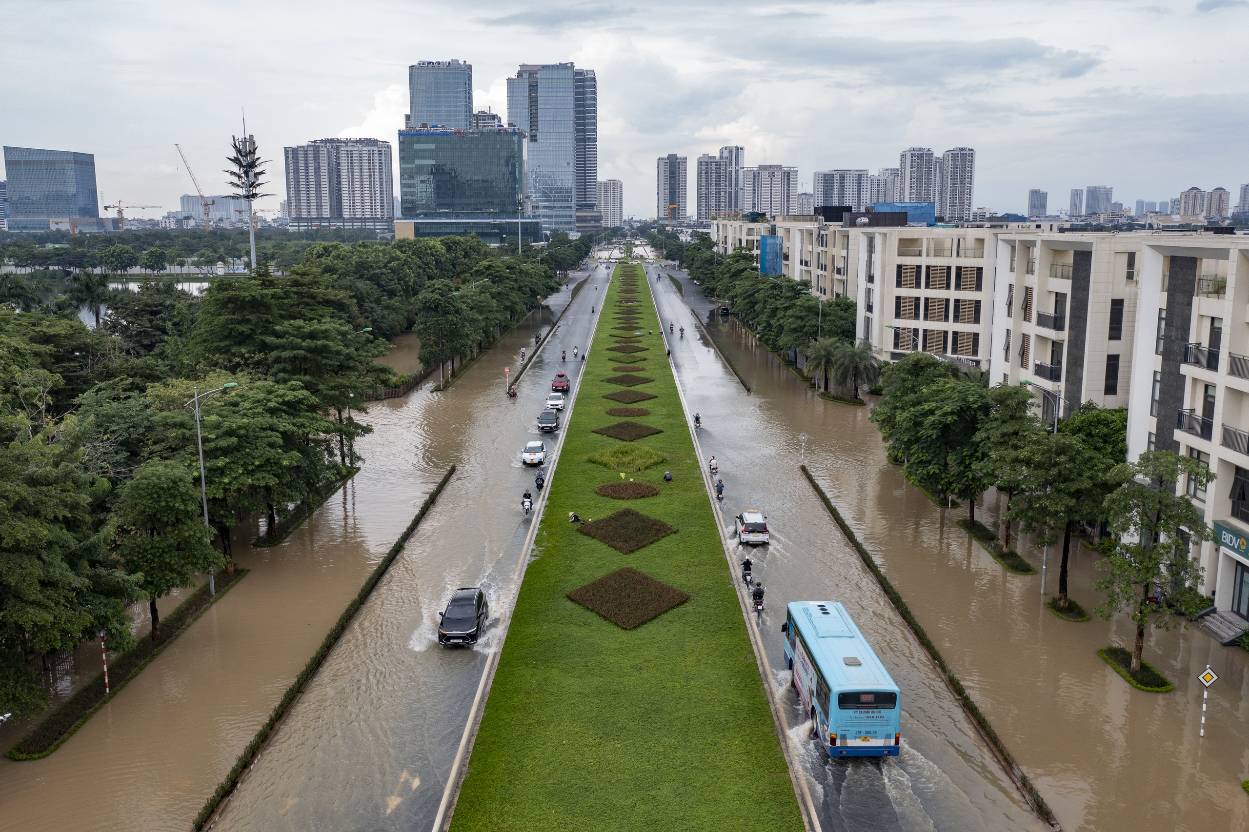 Mưa lớn khiến Hà Nội ngập sâu , ' khu nhà giàu ' lại đứng giữa biển nước - Ảnh 1.