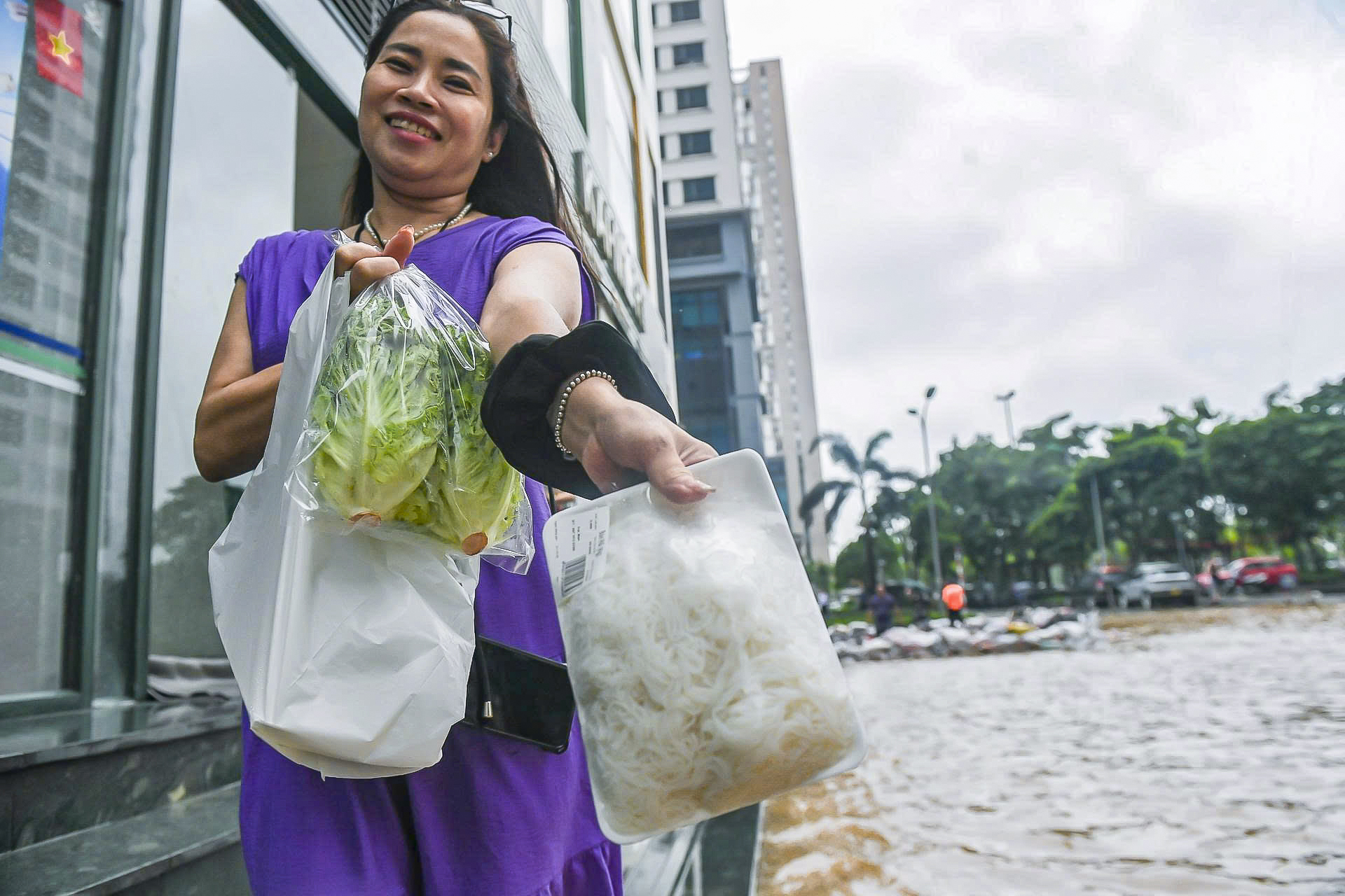Mưa lớn khiến Hà Nội ngập sâu , ' khu nhà giàu ' lại đứng giữa biển nước - Ảnh 17.