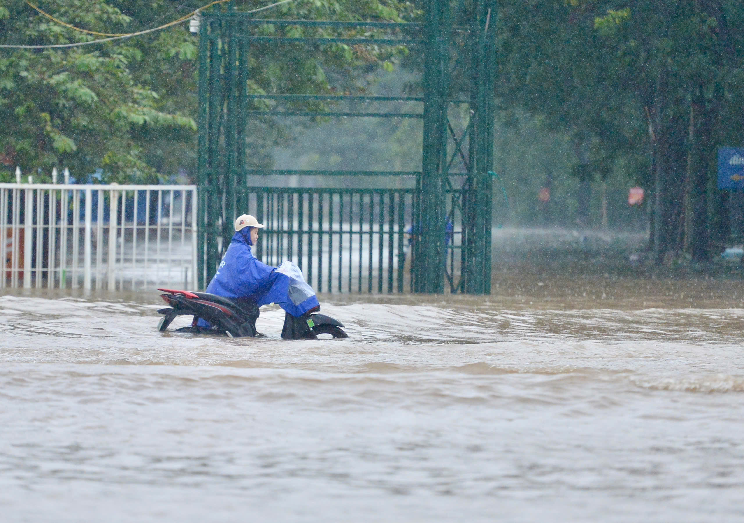 Tung tăng bơi lội, đ&aacute; b&oacute;ng ở 'vịnh nước s&acirc;u' Mỹ Đ&igrave;nh- Ảnh 13.