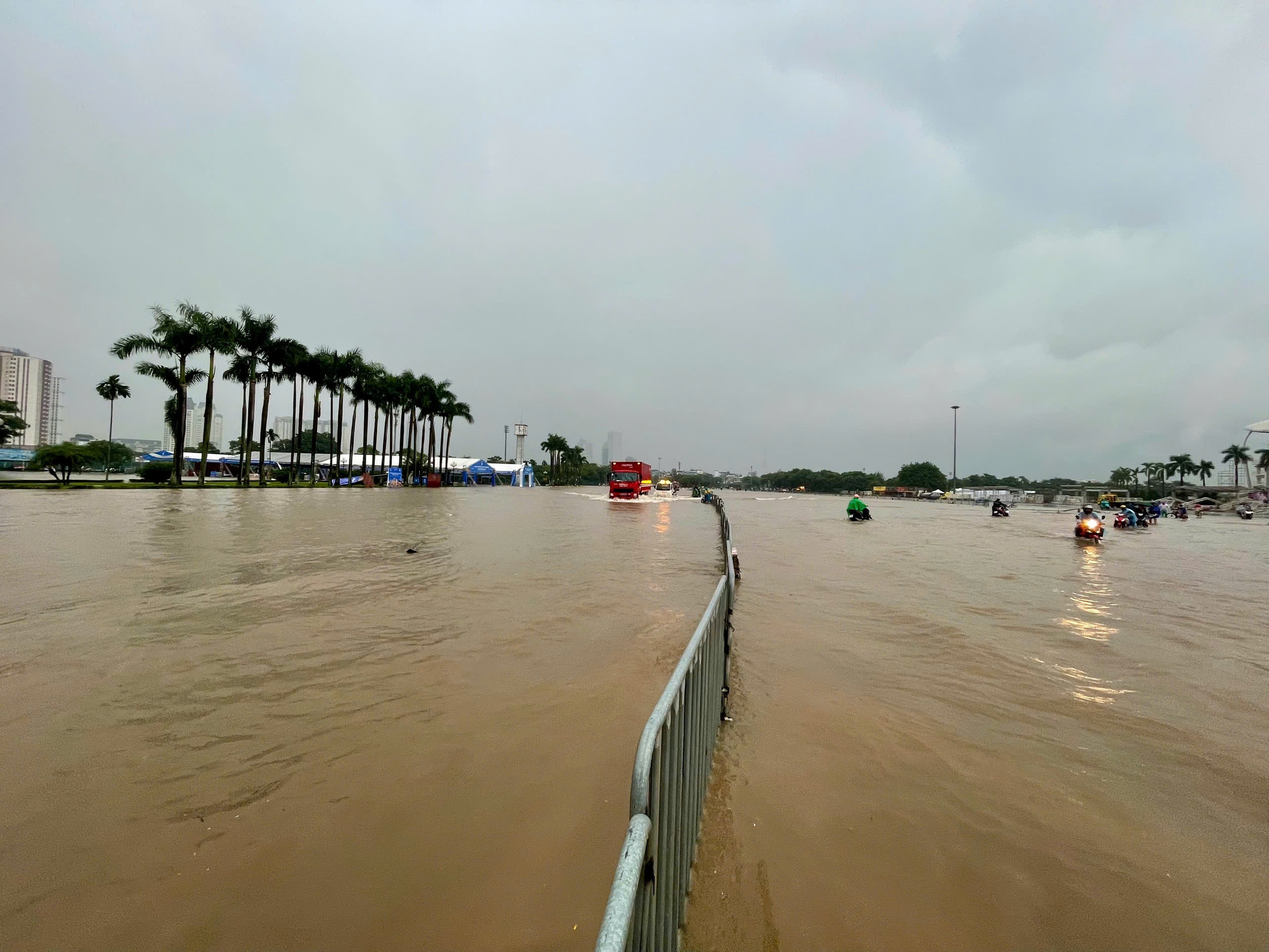 Tung tăng bơi lội, đ&aacute; b&oacute;ng ở 'vịnh nước s&acirc;u' Mỹ Đ&igrave;nh- Ảnh 4.
