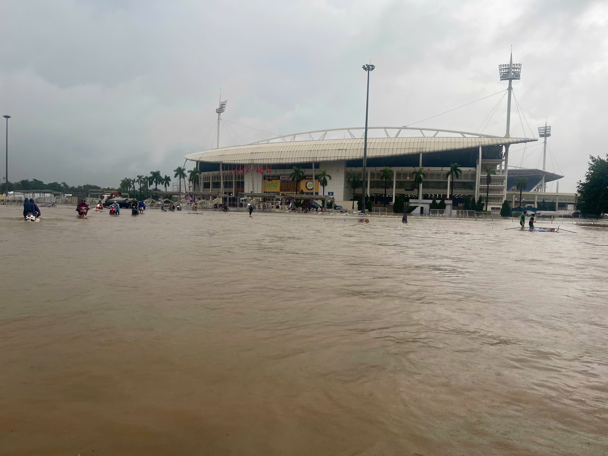 Tung tăng bơi lội, đ&aacute; b&oacute;ng ở 'vịnh nước s&acirc;u' Mỹ Đ&igrave;nh- Ảnh 12.