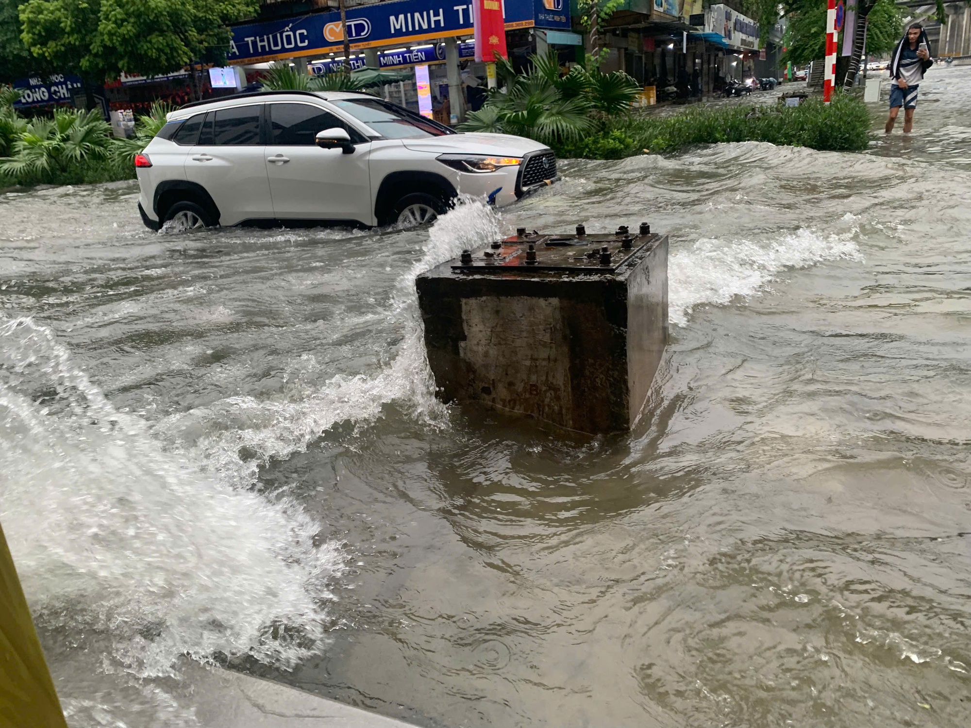 Hà Nội mưa lớn đến chiều nay, ngập lụt sâu hơn- Ảnh 1.