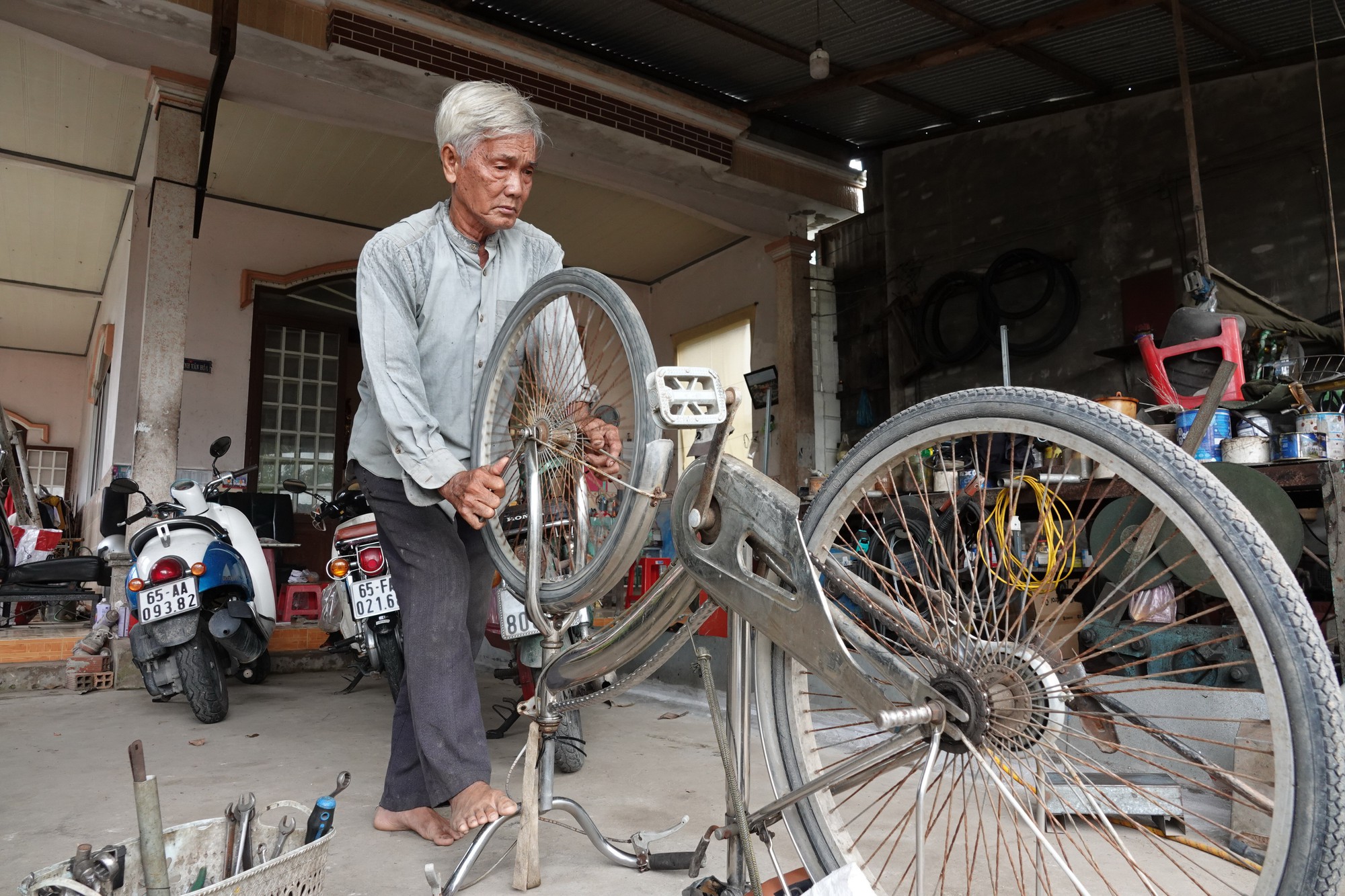 Miệt m&agrave;i l&agrave;m đẹp đường qu&ecirc;: &Ocirc;ng Bảy Hồng v&agrave; NHỮNG s&aacute;ng chế đầy t&acirc;m huyết - Ảnh 1.
