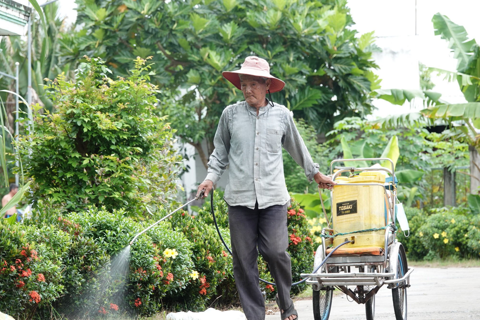 Miệt m&agrave;i l&agrave;m đẹp đường qu&ecirc;: &Ocirc;ng Bảy Hồng v&agrave; NHỮNG s&aacute;ng chế đầy t&acirc;m huyết - Ảnh 2.