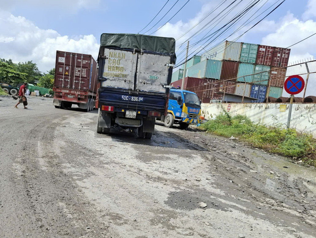 Xe tải , container đậu tr&agrave;n lan tại T&acirc;n Thuận g&acirc;y nguy hiểm cho giao th&ocirc;ng - Ảnh 3.