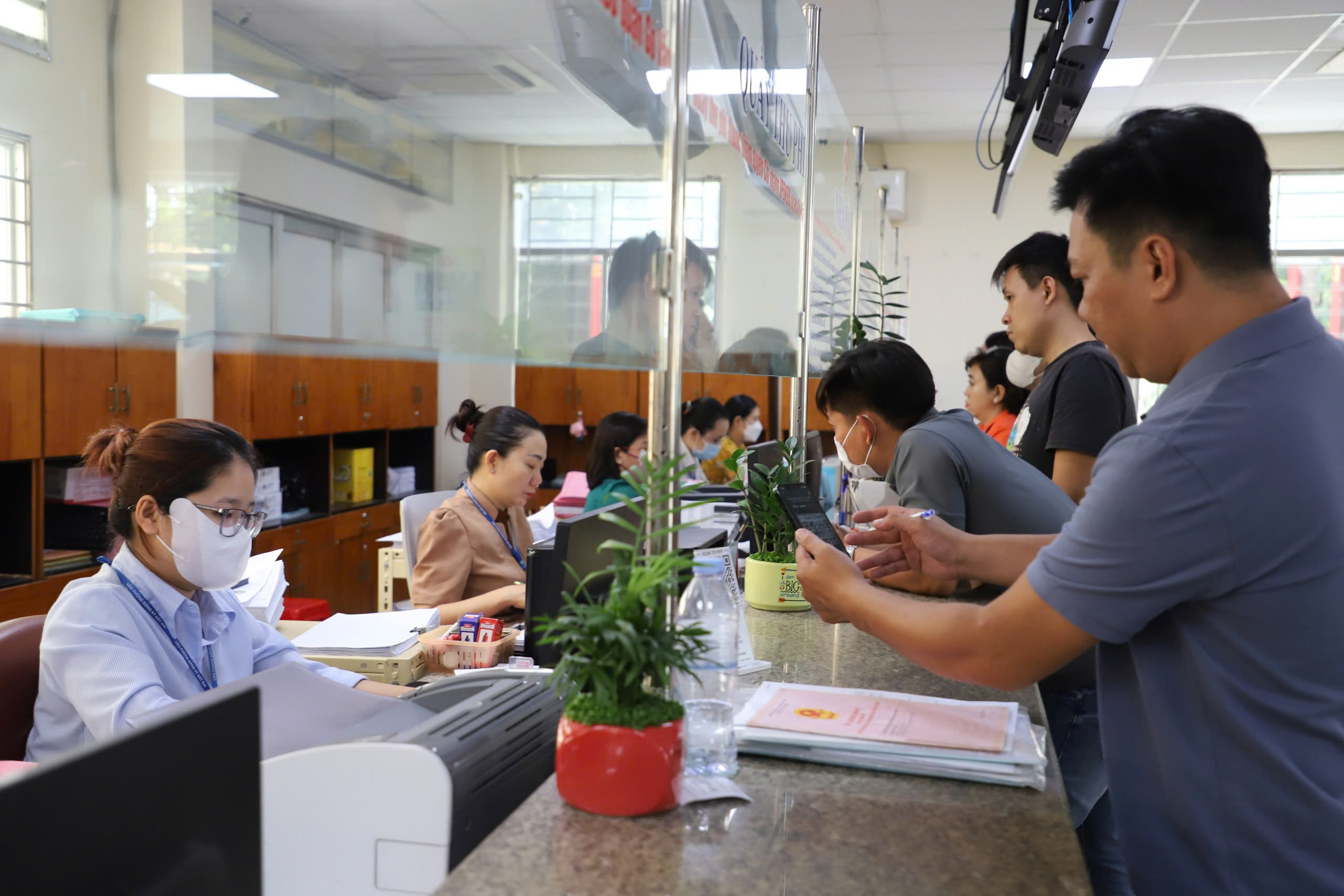 TP . HCM thừa công chức: Sở Nội vụ đề xuất sắp xếp hơn 1 . 000 Cán bộ dư thừa - Ảnh 2. TP . HCM thừa công chức: Sở Nội vụ đề xuất sắp xếp hơn 1 . 000 Cán bộ dư thừa - Ảnh 2.