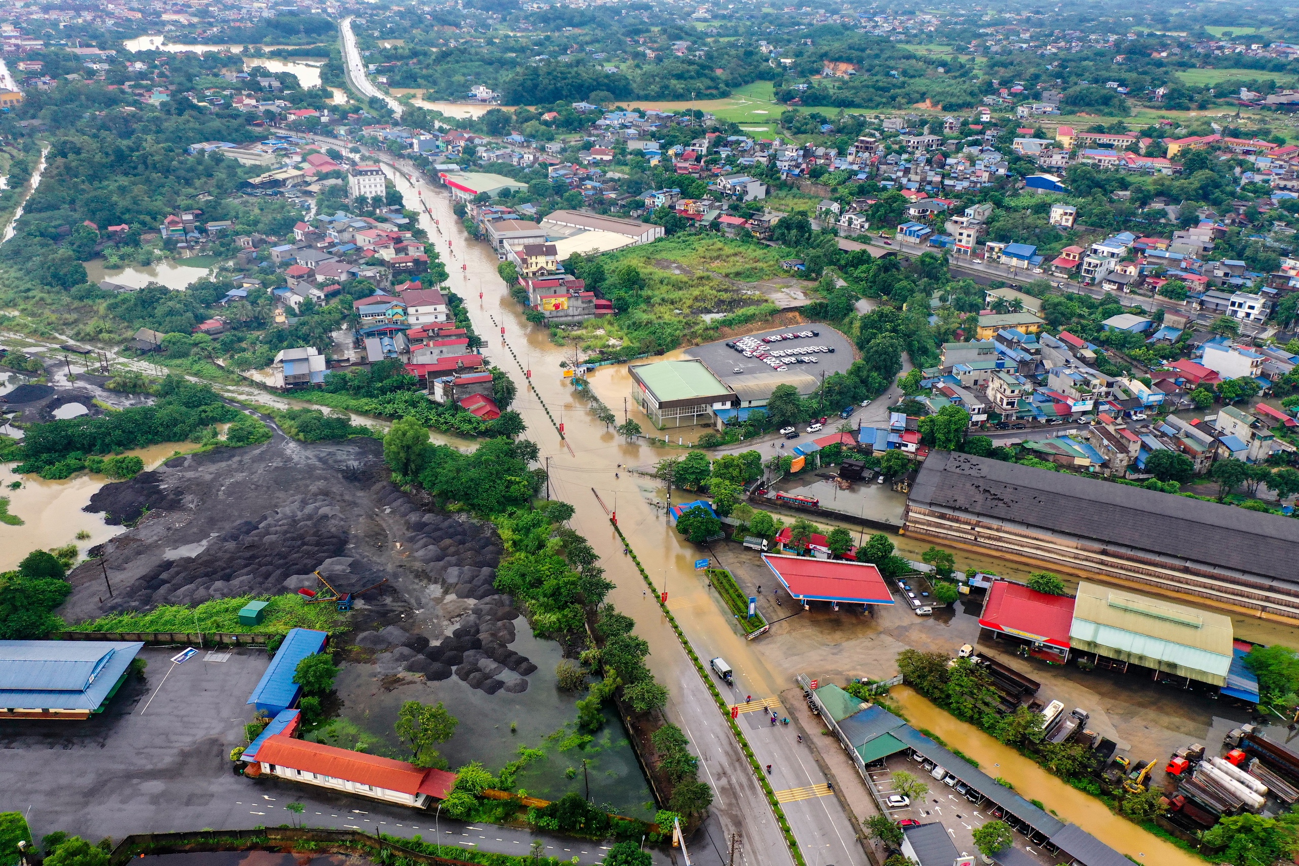 Thái Nguyên: Lũ lụt bao vây đường phố , người dân khốn khổ chạy lũ - Ảnh 3. Thái Nguyên: Lũ lụt bao vây đường phố , người dân khốn khổ chạy lũ - Ảnh 3.