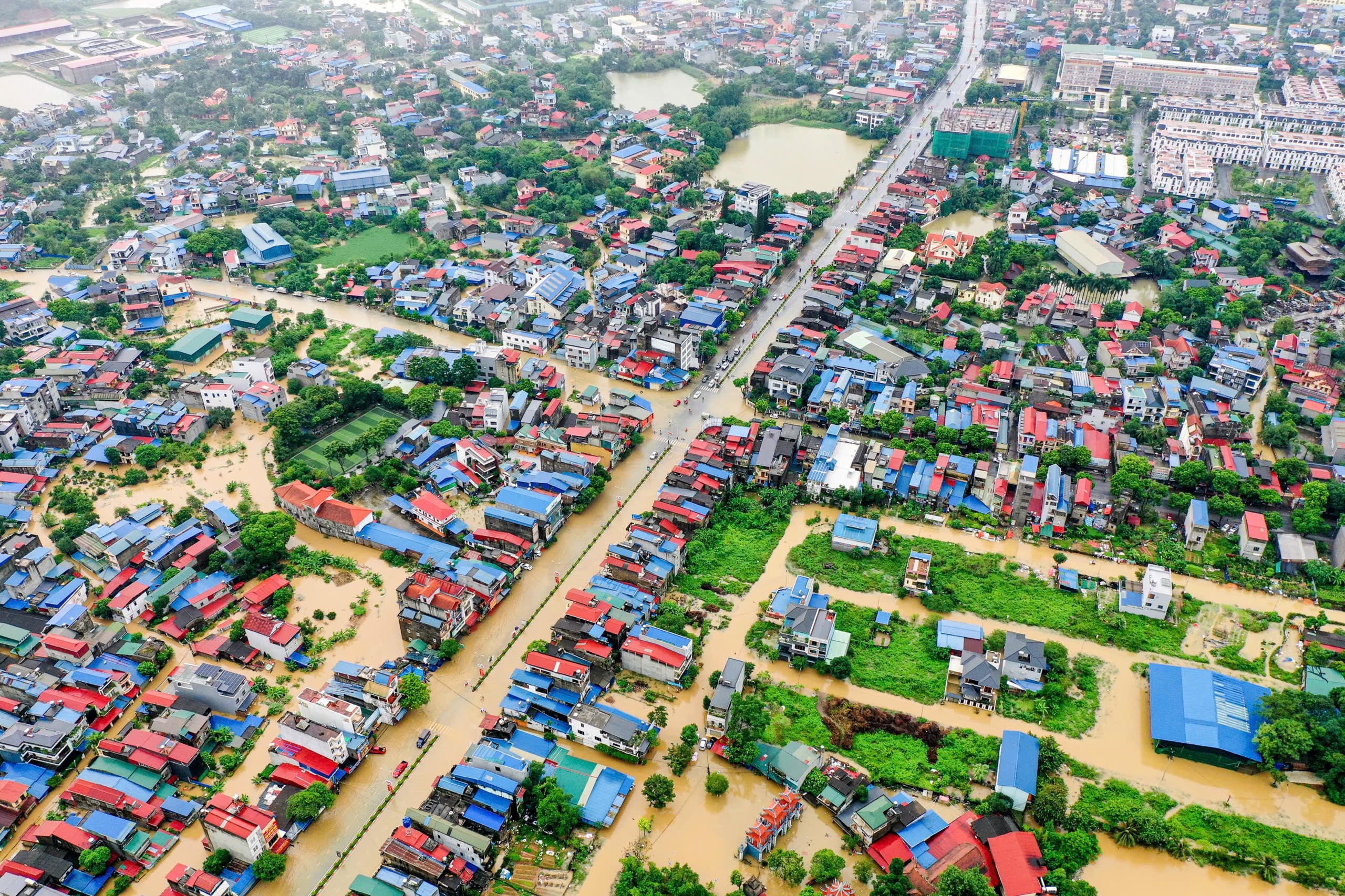 Thái Nguyên: Lũ lụt bao vây đường phố , người dân khốn khổ chạy lũ - Ảnh 6. Thái Nguyên: Lũ lụt bao vây đường phố , người dân khốn khổ chạy lũ - Ảnh 6.