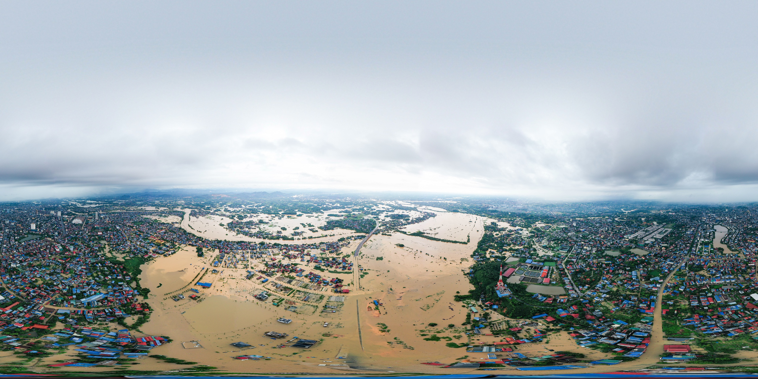 Thái Nguyên: Lũ lụt bao vây đường phố , người dân khốn khổ chạy lũ - Ảnh 8. Thái Nguyên: Lũ lụt bao vây đường phố , người dân khốn khổ chạy lũ - Ảnh 8.