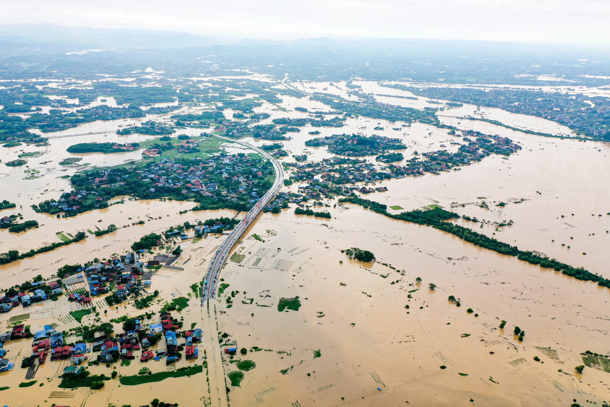 Thái Nguyên: Lũ lụt bao vây đường phố , người dân khốn khổ chạy lũ - Ảnh 7. Thái Nguyên: Lũ lụt bao vây đường phố , người dân khốn khổ chạy lũ - Ảnh 7.