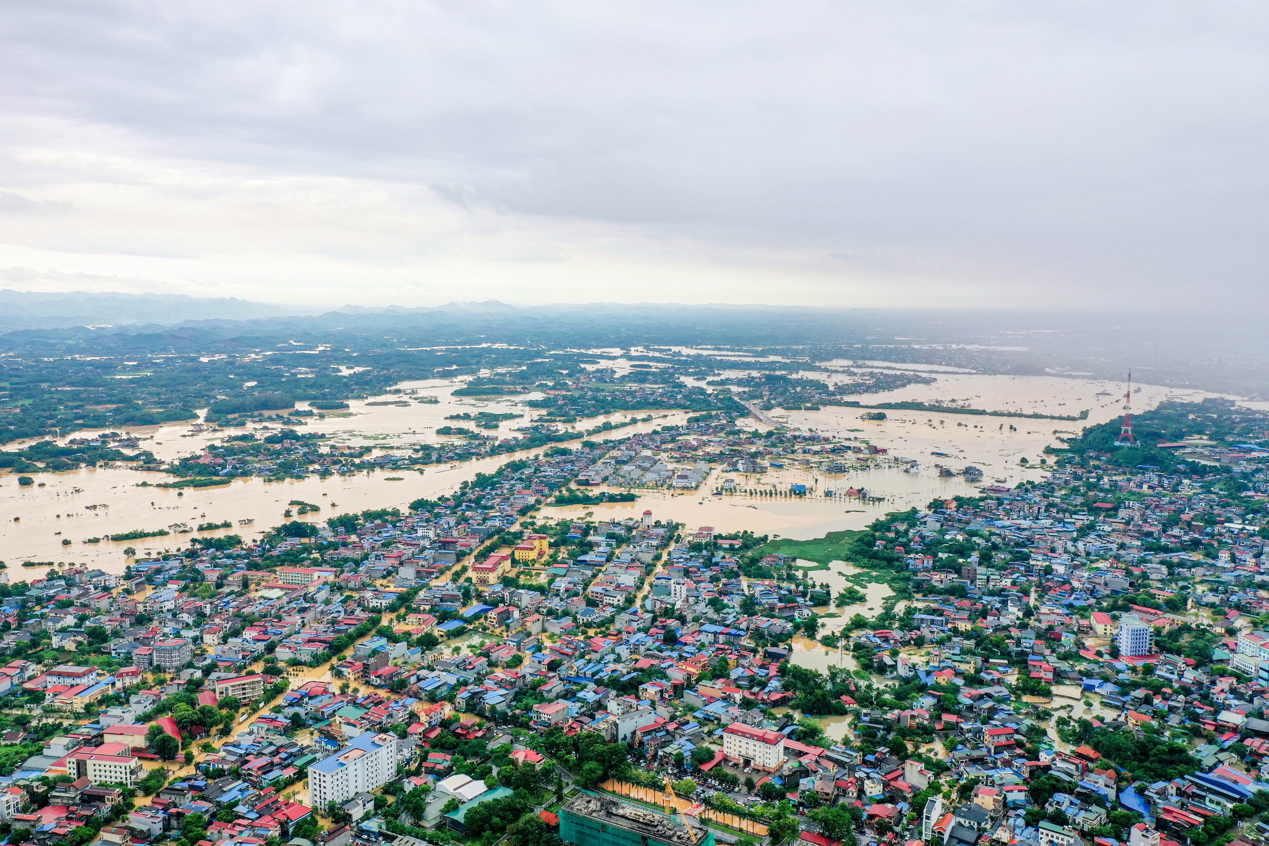 Thái Nguyên: Lũ lụt bao vây đường phố , người dân khốn khổ chạy lũ - Ảnh 11. Thái Nguyên: Lũ lụt bao vây đường phố , người dân khốn khổ chạy lũ - Ảnh 11.