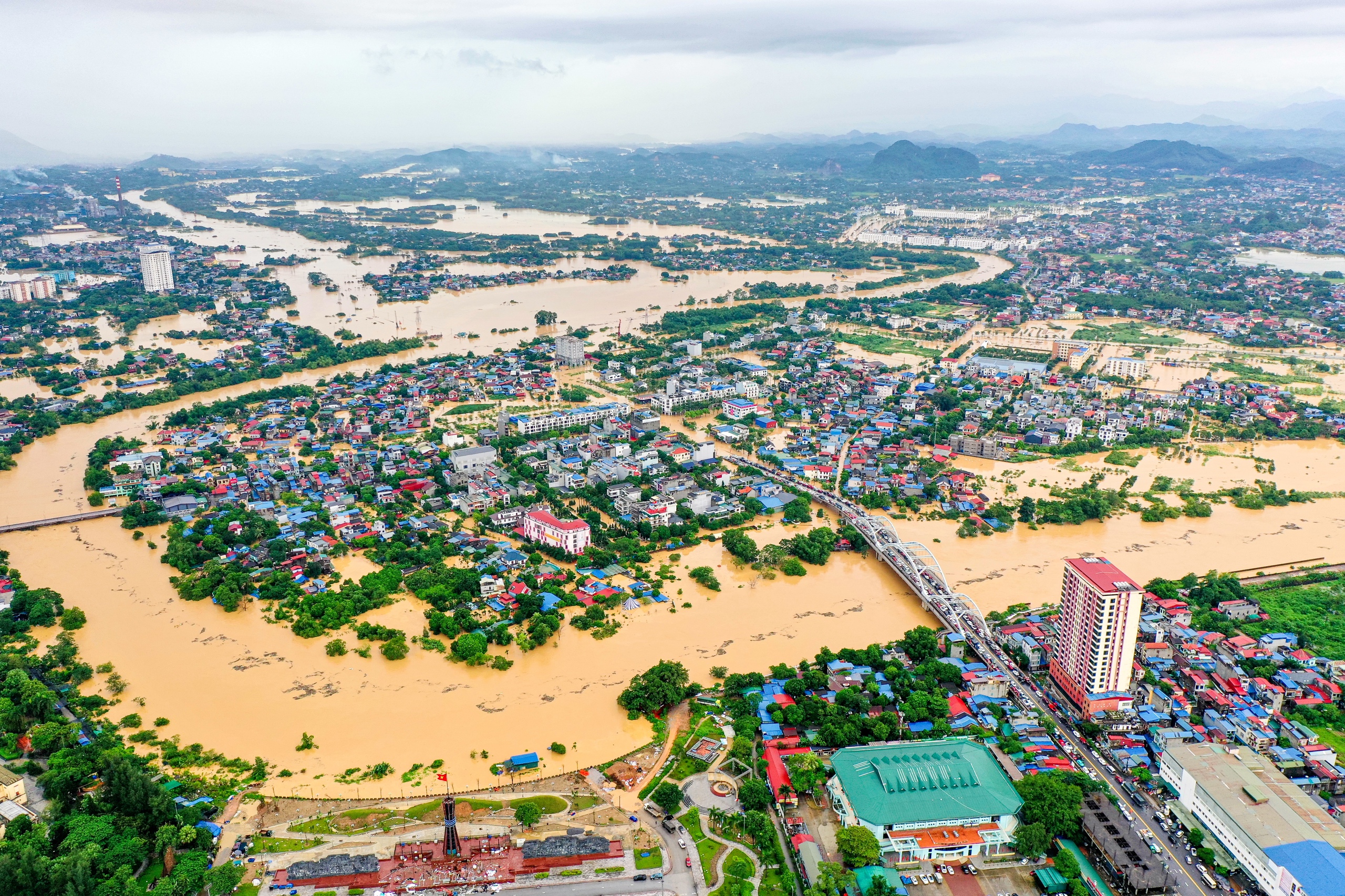 Thái Nguyên: Lũ lụt bao vây đường phố , người dân khốn khổ chạy lũ - Ảnh 10. Thái Nguyên: Lũ lụt bao vây đường phố , người dân khốn khổ chạy lũ - Ảnh 10.