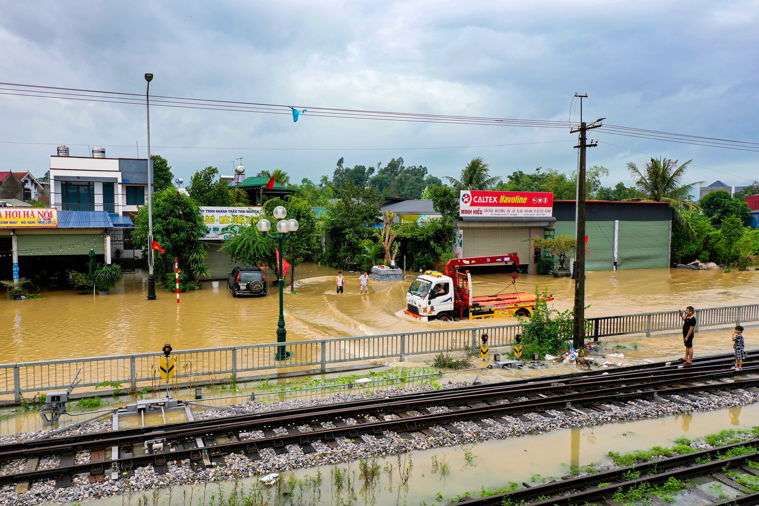 Thái Nguyên: Lũ lụt bao vây đường phố , người dân khốn khổ chạy lũ - Ảnh 2. Thái Nguyên: Lũ lụt bao vây đường phố , người dân khốn khổ chạy lũ - Ảnh 2.