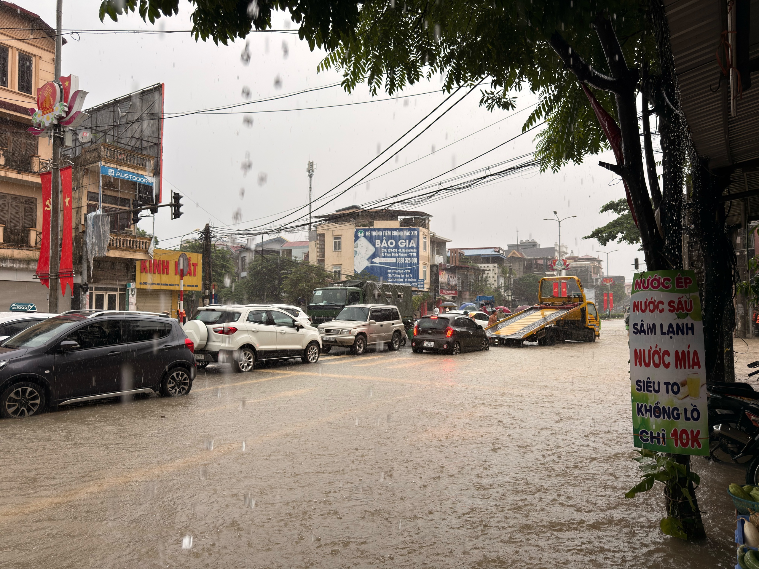 Thái Nguyên: Lũ lụt bao vây đường phố , người dân khốn khổ chạy lũ - Ảnh 13. Thái Nguyên: Lũ lụt bao vây đường phố , người dân khốn khổ chạy lũ - Ảnh 13.