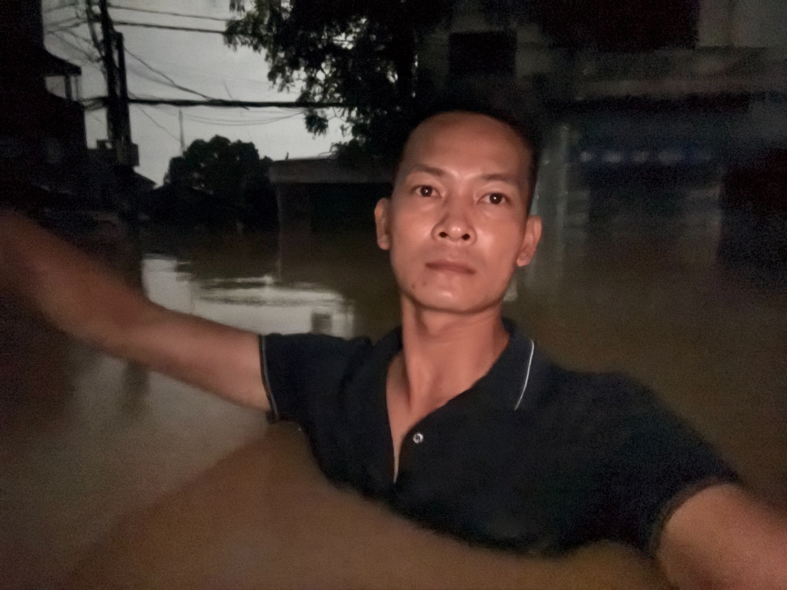 Nước lũ ở Thái Nguyên ngập đến cổ: 'Sợ quá, nước vẫn đang dâng'- Ảnh 1.