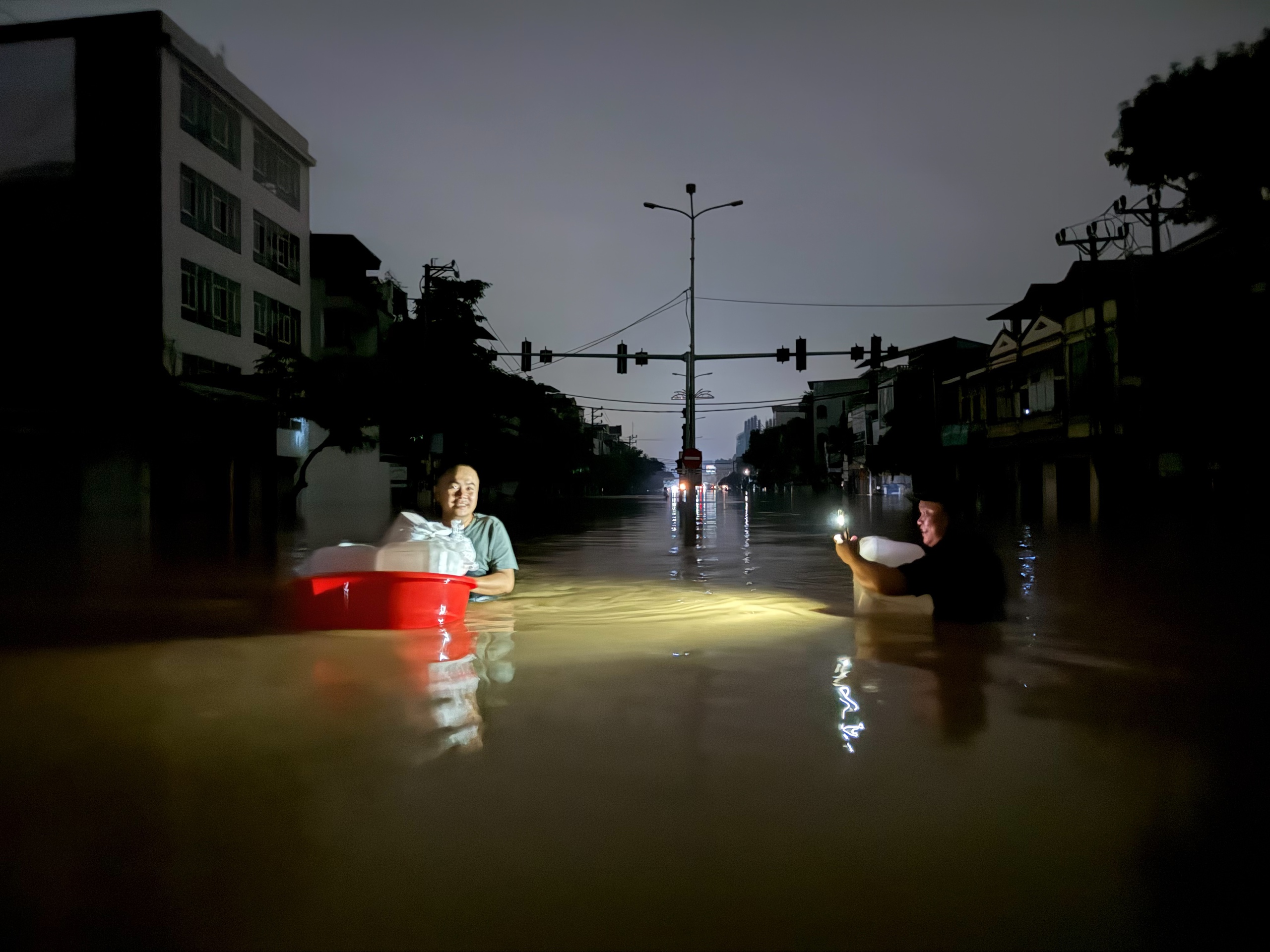 Nước lũ ở Thái Nguyên ngập đến cổ: 'Sợ quá, nước vẫn đang dâng'- Ảnh 3.