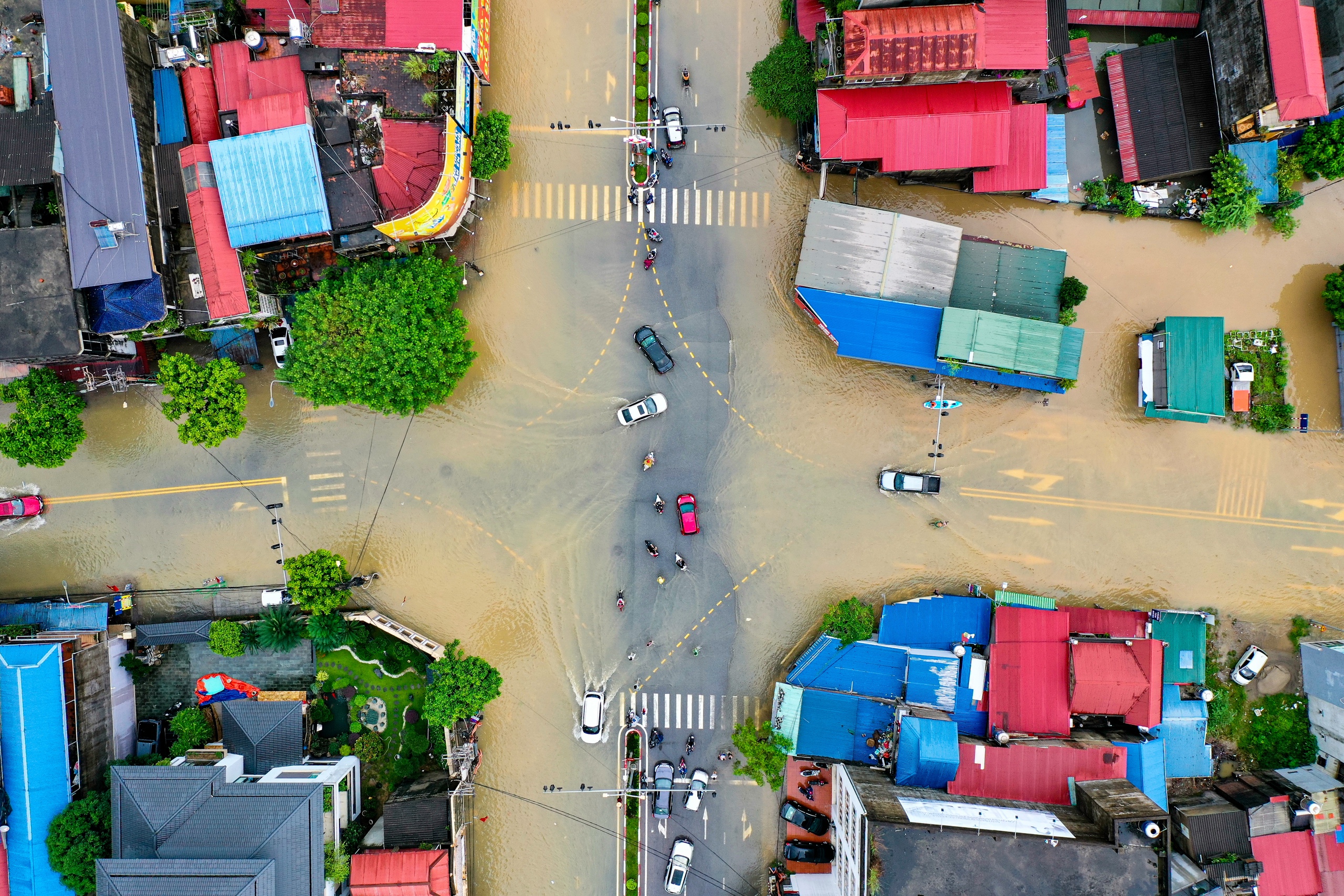 Thái Nguyên: Lũ lụt bao vây đường phố , người dân khốn khổ chạy lũ - Ảnh 4. Thái Nguyên: Lũ lụt bao vây đường phố , người dân khốn khổ chạy lũ - Ảnh 4.
