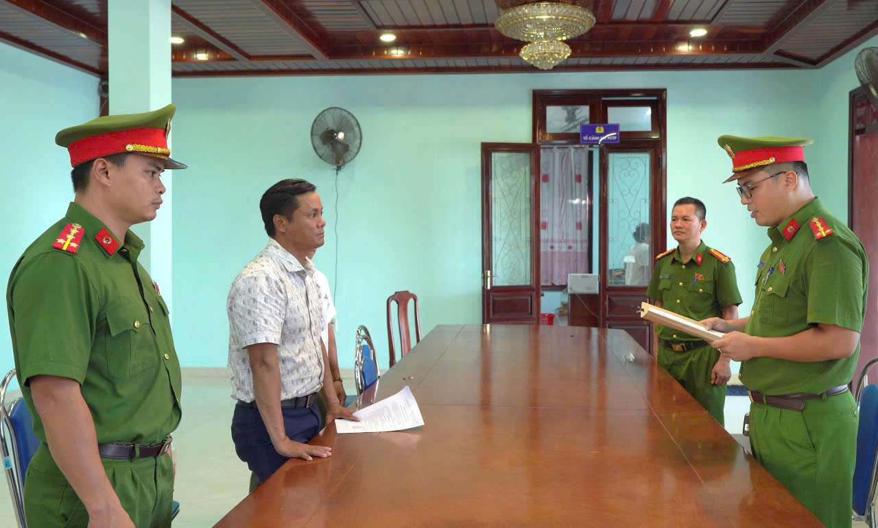Phó chủ tịch và nhân viên một phường cũ ở Huế bị bắt vì nhận hối lộ- Ảnh 1.