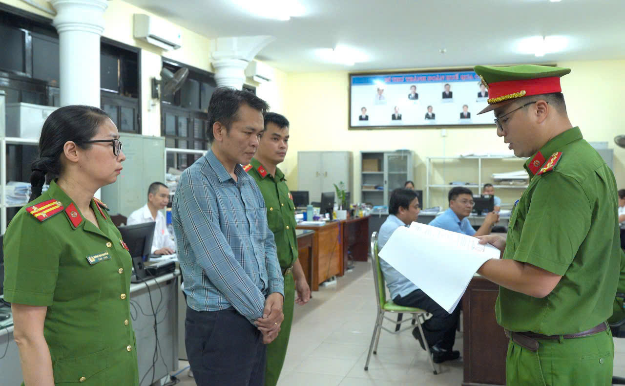 Phó chủ tịch và nhân viên một phường cũ ở Huế bị bắt vì nhận hối lộ- Ảnh 2.