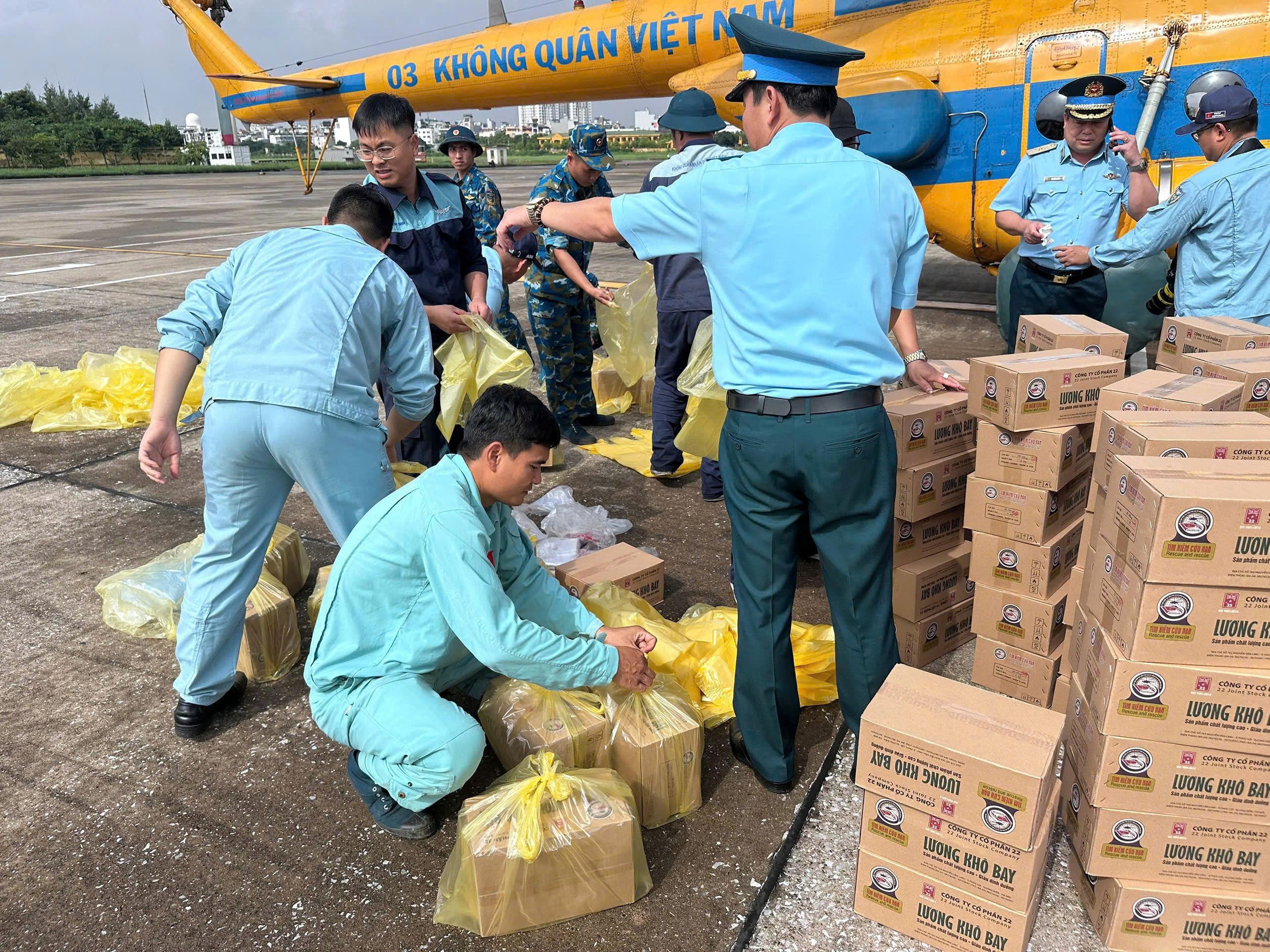 Trực thăng quân sự cứu trợ nhân dân các địa bàn bị ngập lụt tại Lạng Sơn - Ảnh 13.