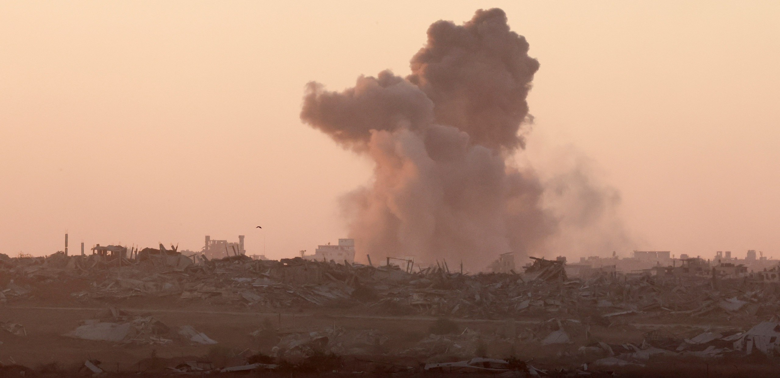 Israel bắn ph&aacute; Gaza giữa đ&agrave;m ph&aacute;n về kế hoạch của &ocirc;ng Trump - Ảnh 1.