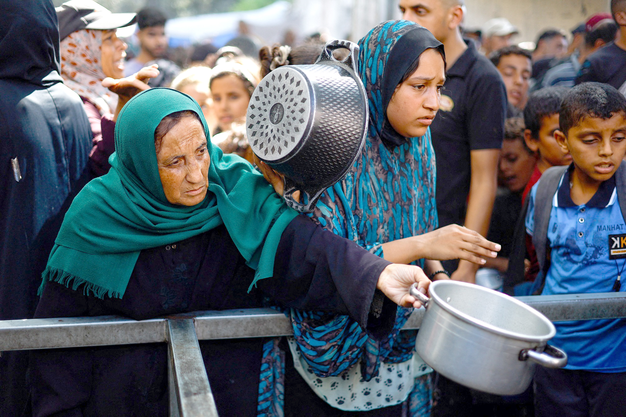 Giữa lúc đàm phán, Israel chặn tàu cứu trợ đến Gaza - Ảnh 1.