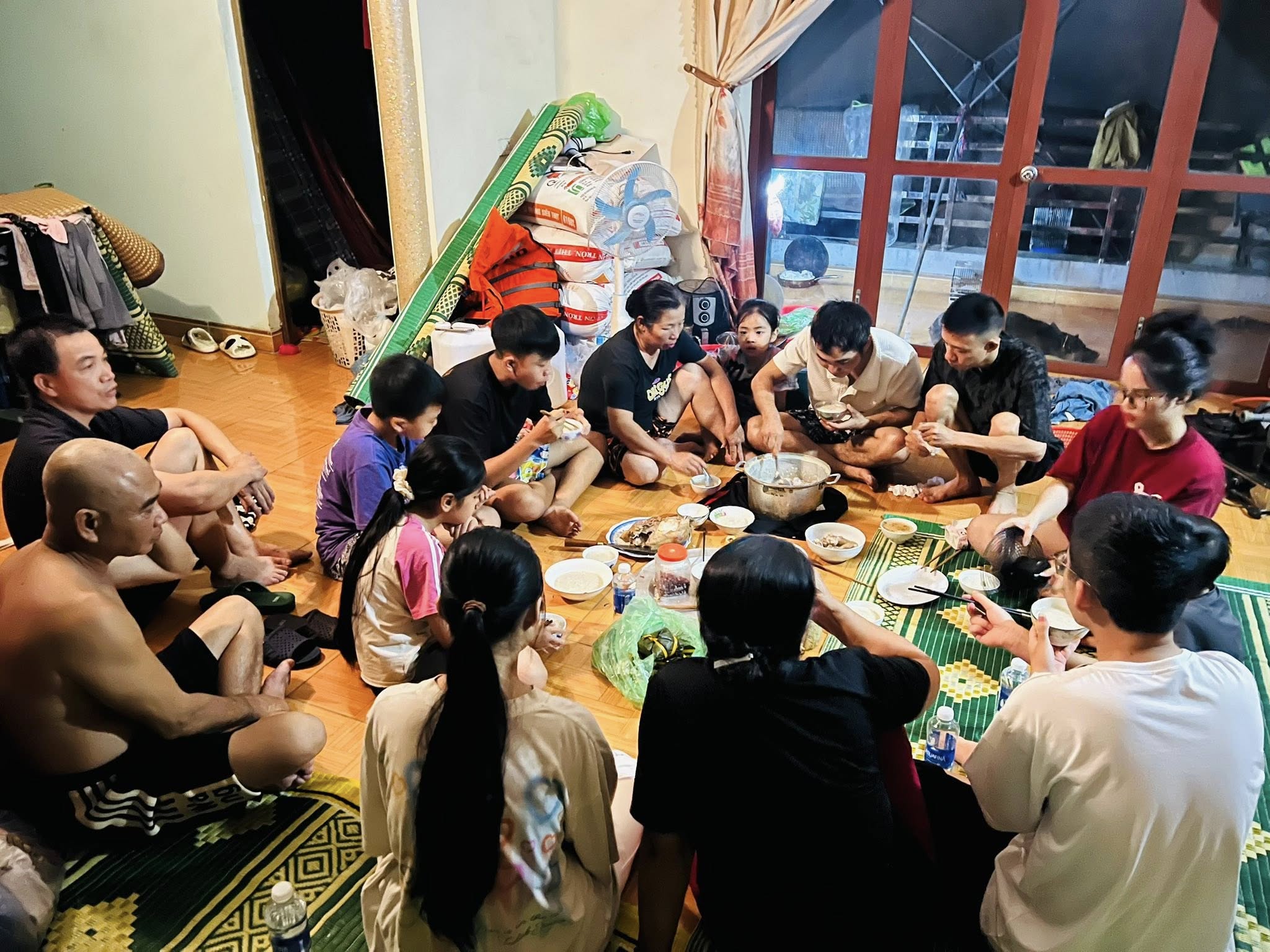 X&uacute;c động clip c&ocirc;ng an Th&aacute;i Nguy&ecirc;n cứu người mắc kẹt v&igrave; lũ: 'Thương lắm b&agrave; con!' - Ảnh 3.