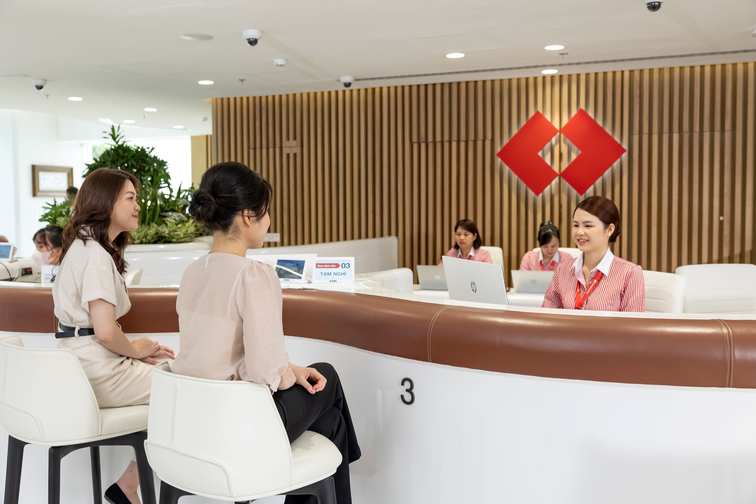 Doanh nghiệp Việt chi tiền tỉ tuyển người giỏi - Ảnh 2.