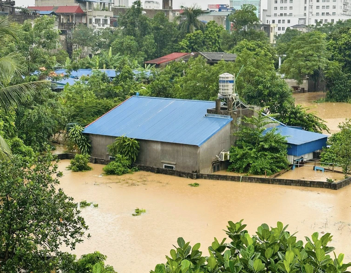 X&uacute;c động clip c&ocirc;ng an Th&aacute;i Nguy&ecirc;n cứu người mắc kẹt v&igrave; lũ: 'Thương lắm b&agrave; con!' - Ảnh 2.