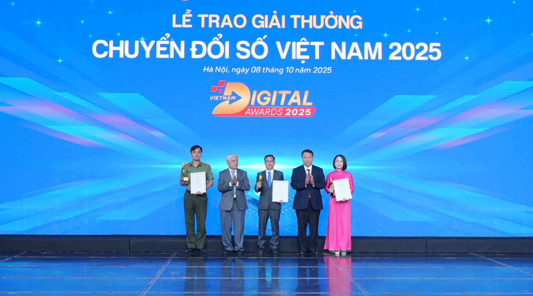 Lần đầu tiên Việt Nam trao giải tôn vinh chuyển đổi số cho cá nhân - Ảnh 1. Lần đầu tiên Việt Nam trao giải tôn vinh chuyển đổi số cho cá nhân - Ảnh 1.