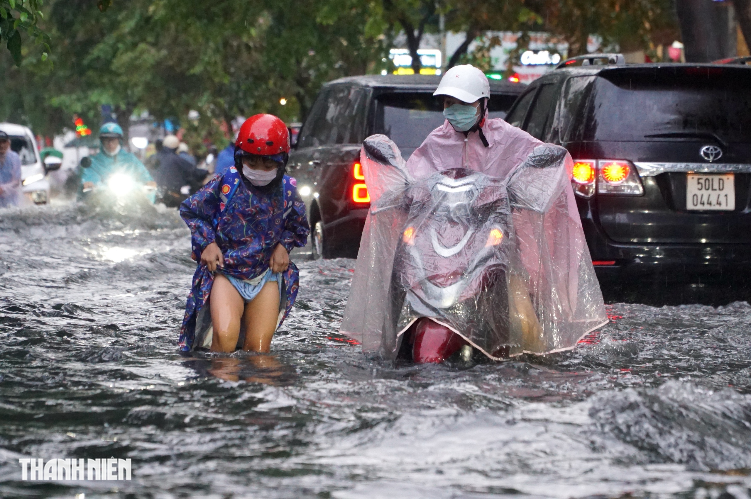 TP.HCM mưa lớn, nước ngập gần 3 tiếng trên đường Quốc Hương