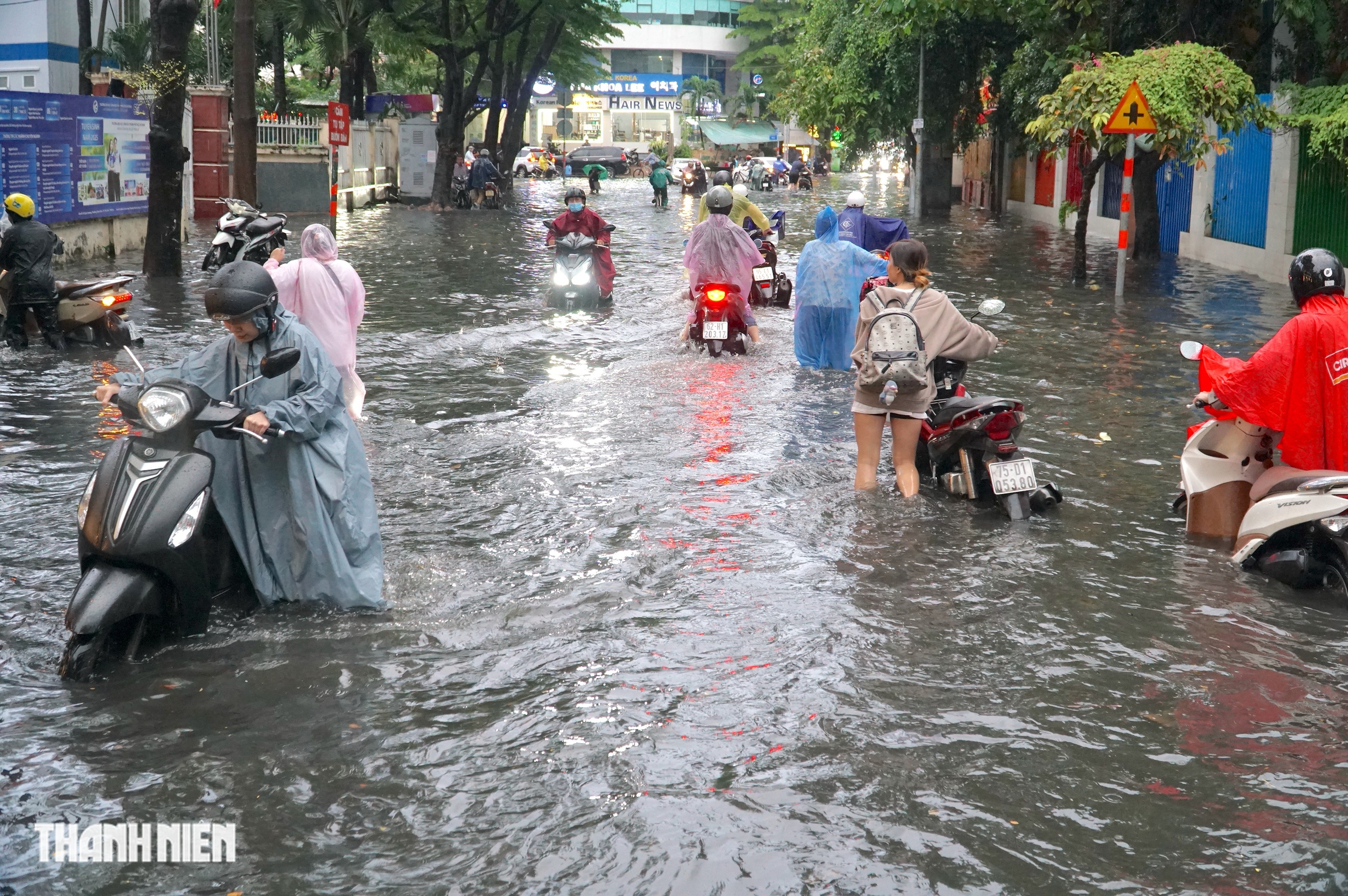 TP.HCM mưa lớn, nước ngập gần 3 tiếng trên đường Quốc Hương
