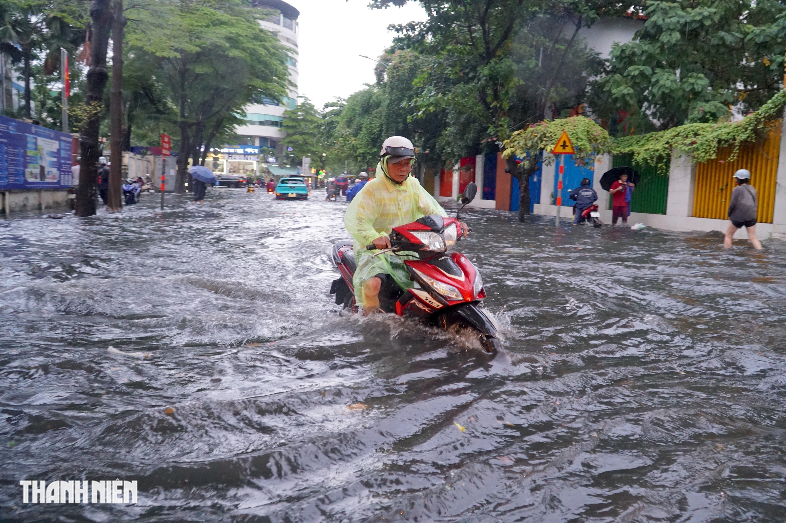 TP.HCM mưa lớn, nước ngập gần 3 tiếng trên đường Quốc Hương