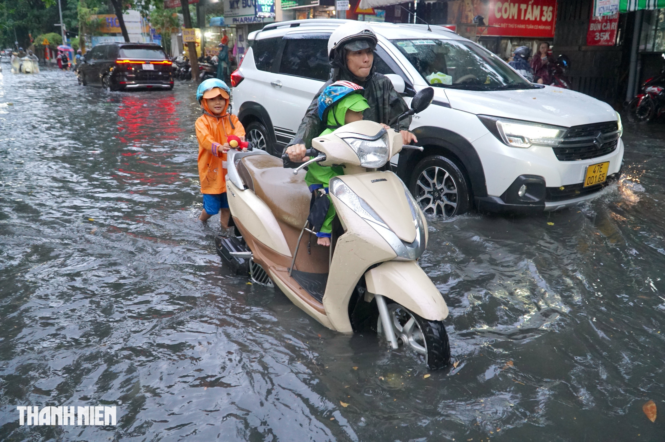 TP.HCM mưa lớn, nước ngập gần 3 tiếng trên đường Quốc Hương