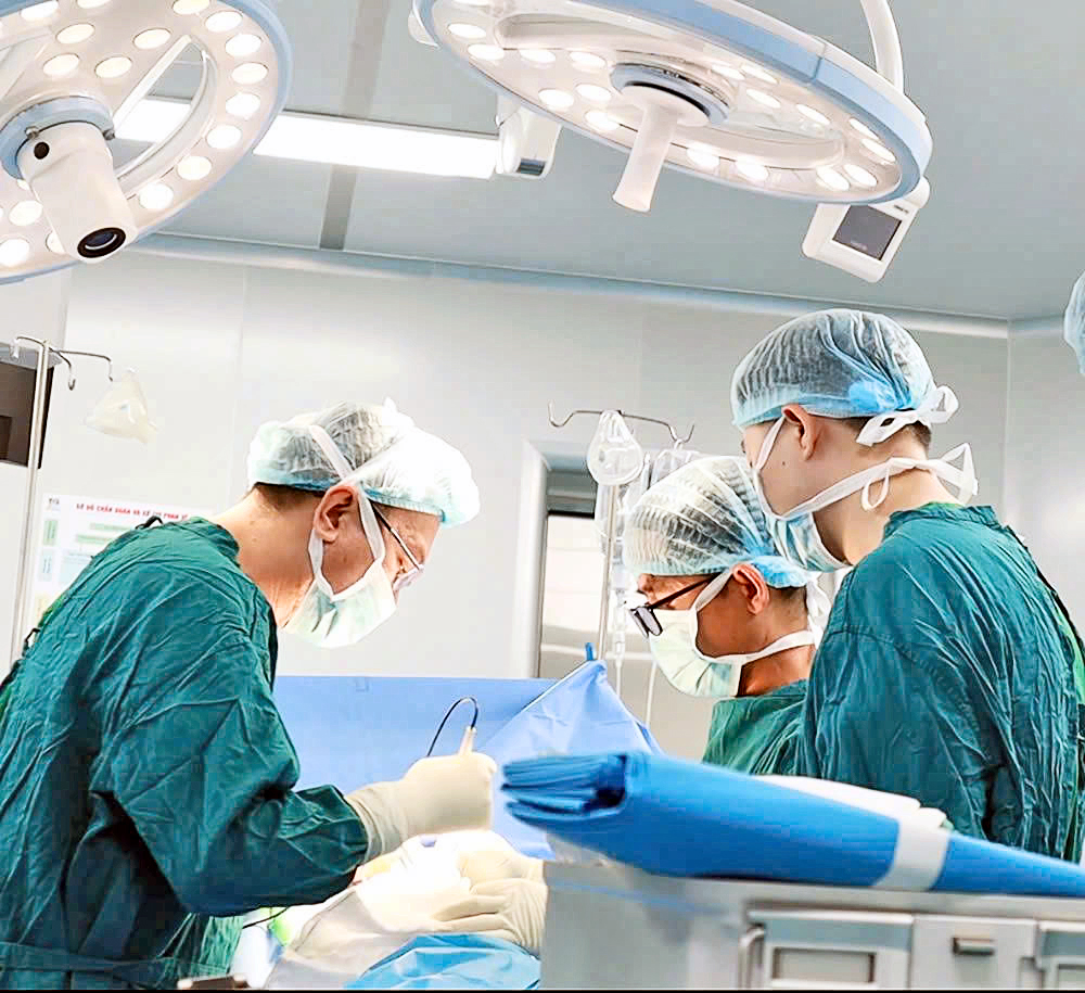 Bệnh viện 22-12 tại Khánh Hòa từng bước làm chủ công nghệ thay khớp háng - Ảnh 1.