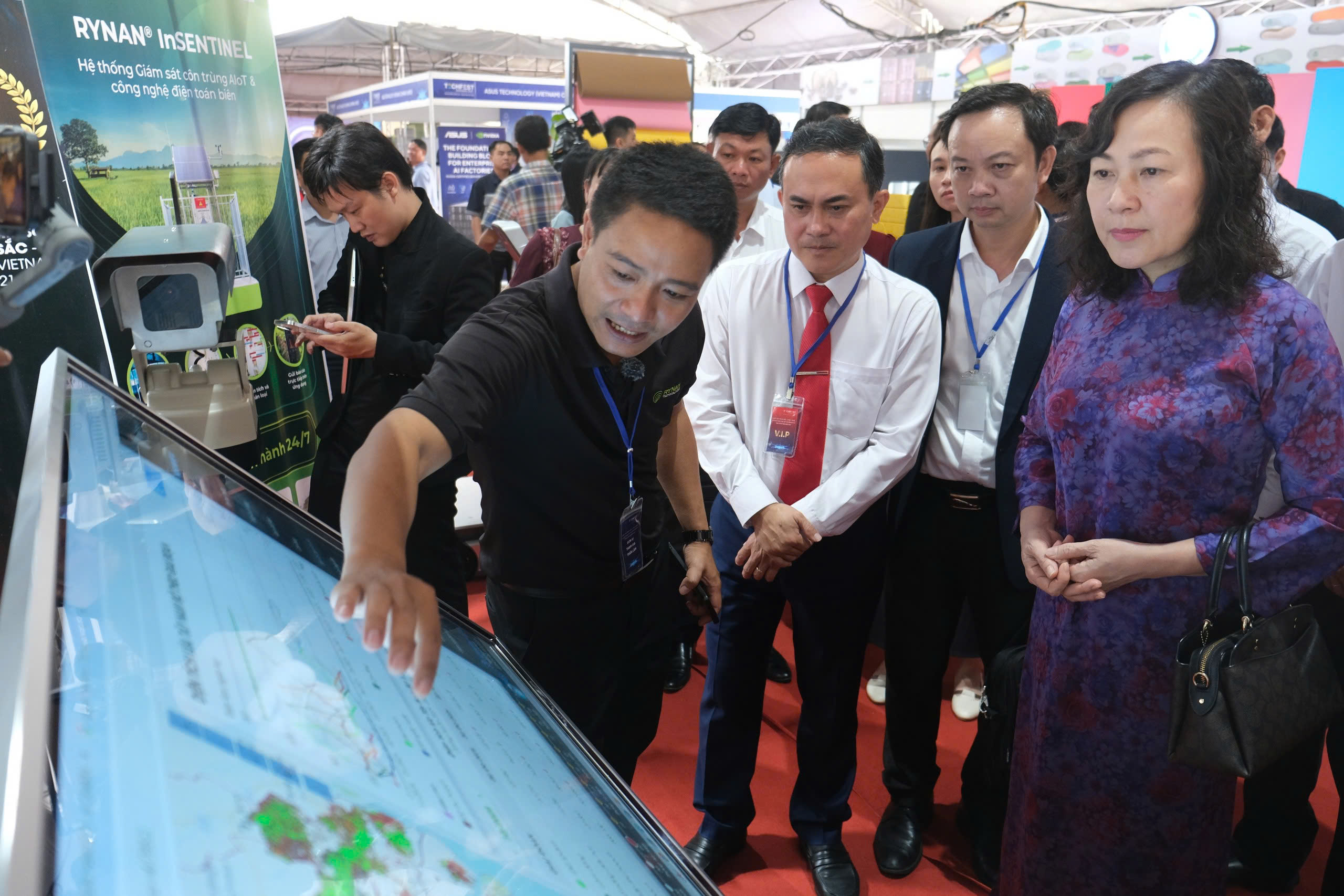 Đồng Nai khai mạc ngày hội khoa học, công nghệ và chuyển đổi số năm 2025 - Ảnh 3.