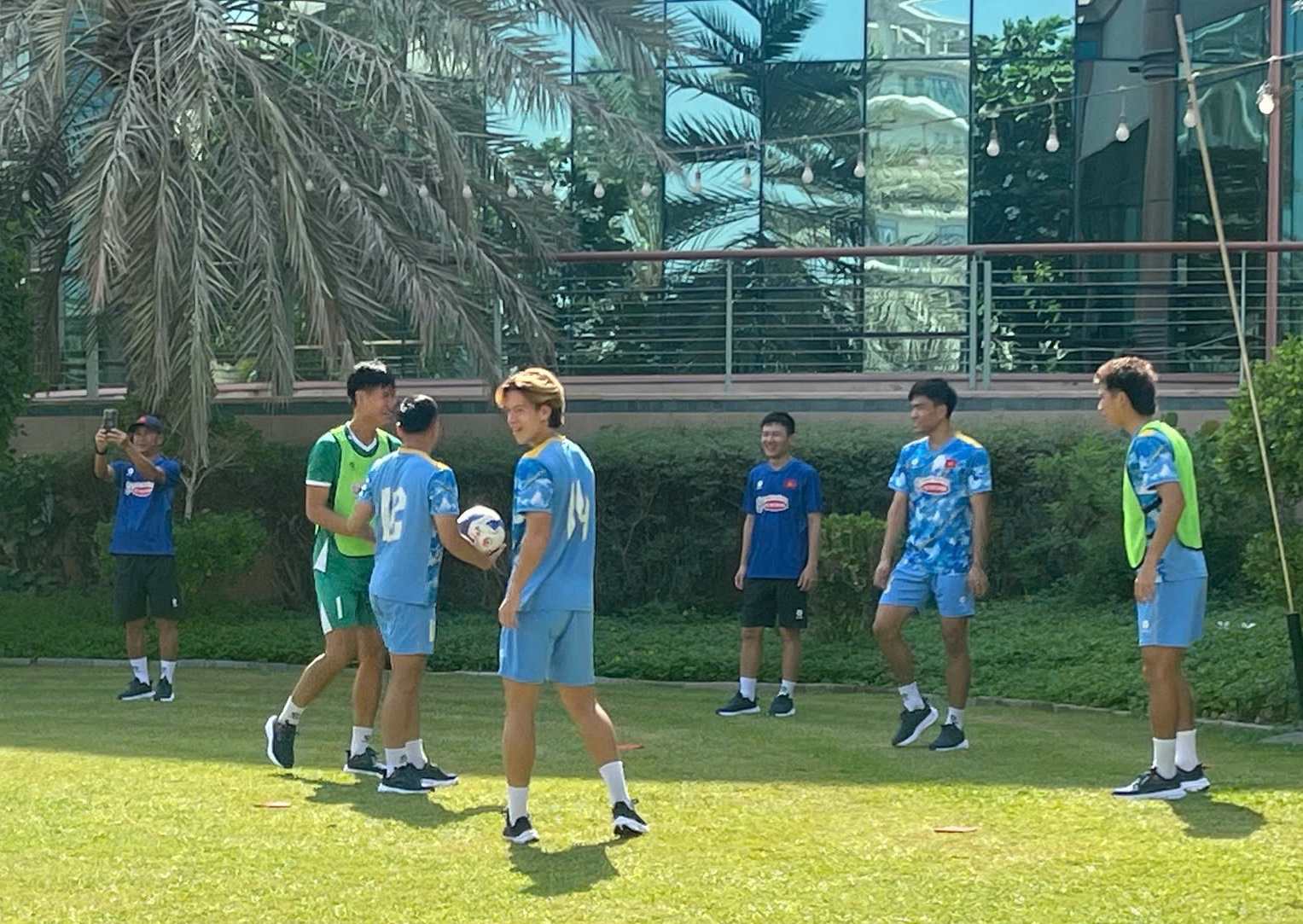 U.23 Vietnam practices on the most beautiful FIFA-standard field in the UAE, ready to compete with extremely strong opponent Qatar - Photo 2. U.23 Việt Nam tập sân chuẩn FIFA đẹp nhất UAE, sẵn sàng đọ sức đối thủ cực mạnh Qatar- Ảnh 2.