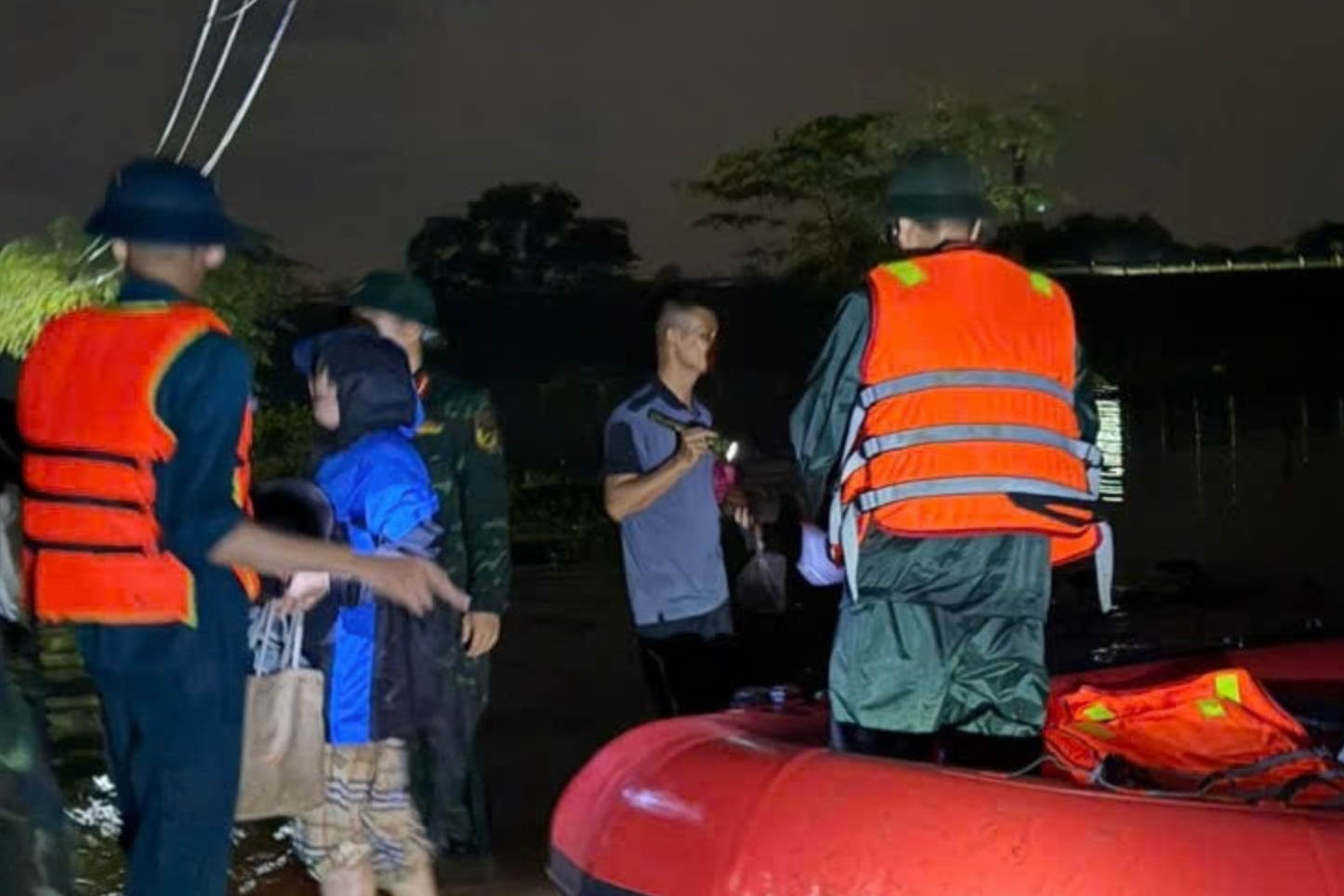Nước lũ sông Cầu cô lập hơn 5.000 người ở Hà Nội - Ảnh 1.