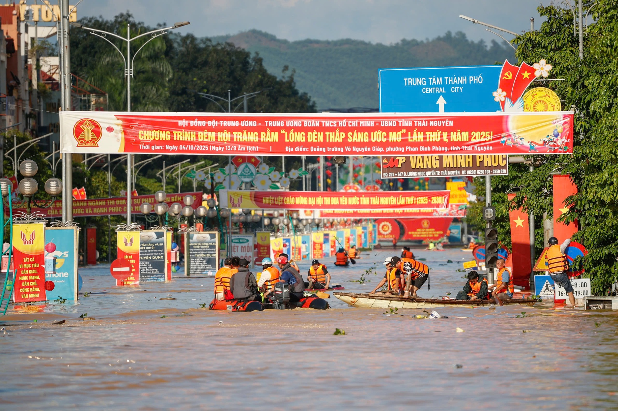 Thái Nguyên có 200.000 nhà ngập lụt, phải khẩn cấp chống tràn đê Hà Châu- Ảnh 2.