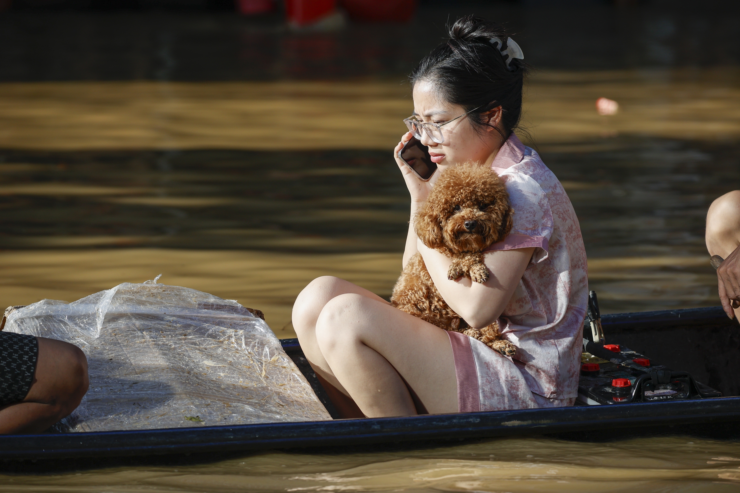 Thái Nguyên vẫn chìm trong nước lũ, người dân cuống cuồng nhận đồ cứu trợ- Ảnh 21. Thái Nguyên vẫn chìm trong nước lũ, người dân cuống cuồng nhận đồ cứu trợ- Ảnh 21.