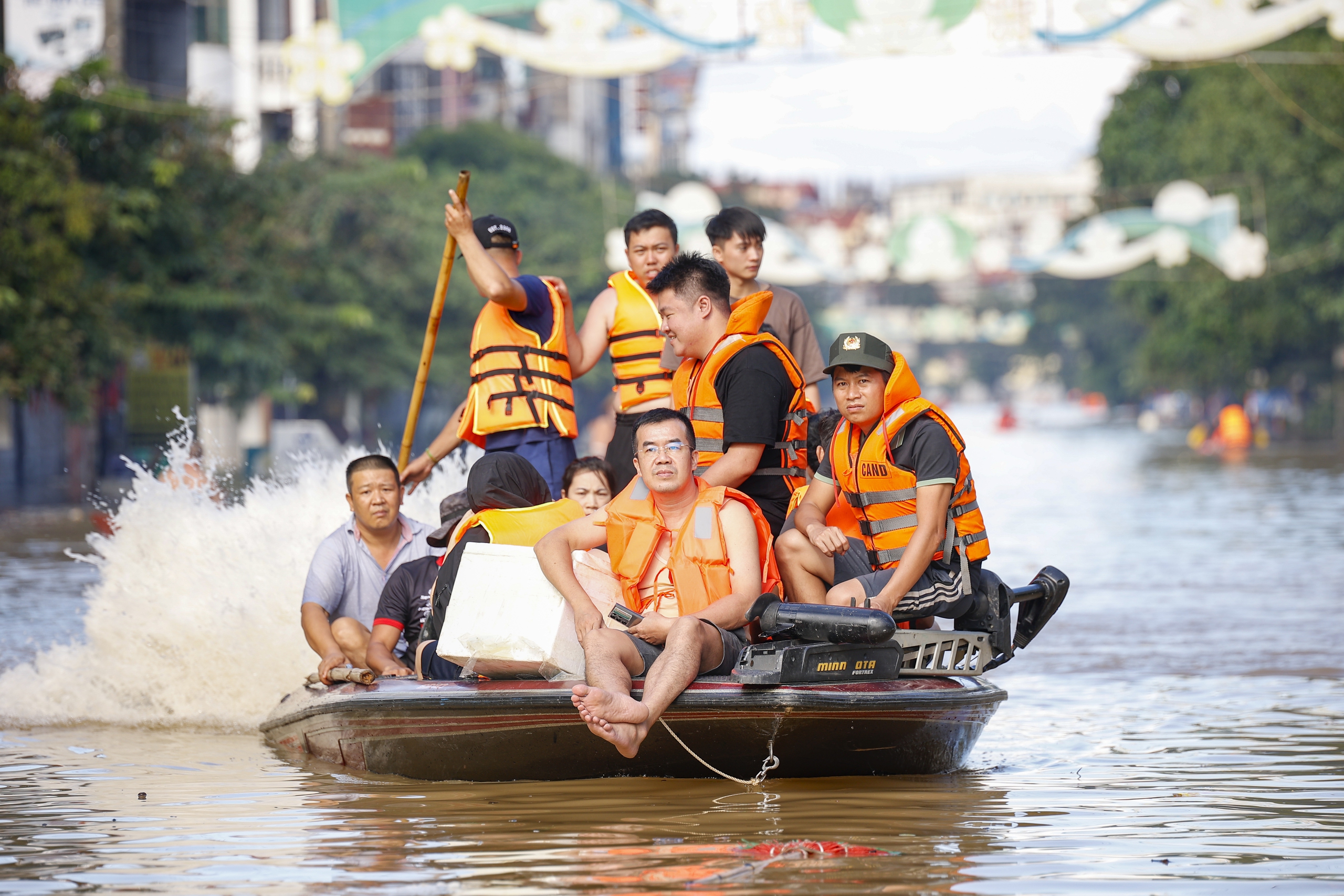 Thái Nguyên vẫn chìm trong nước lũ, người dân cuống cuồng nhận đồ cứu trợ- Ảnh 19. Thái Nguyên vẫn chìm trong nước lũ, người dân cuống cuồng nhận đồ cứu trợ- Ảnh 19.