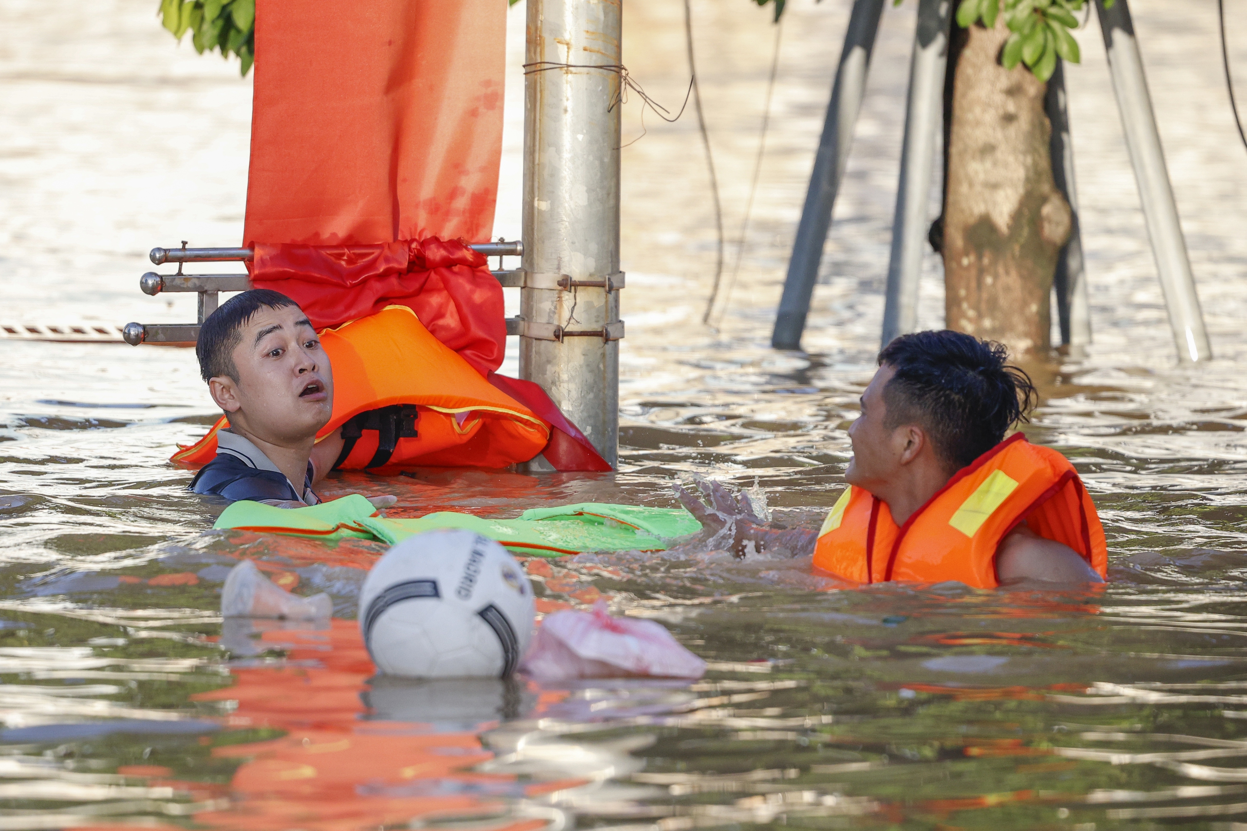 Thái Nguyên vẫn chìm trong nước lũ, người dân cuống cuồng nhận đồ cứu trợ- Ảnh 8. Thái Nguyên vẫn chìm trong nước lũ, người dân cuống cuồng nhận đồ cứu trợ- Ảnh 8.