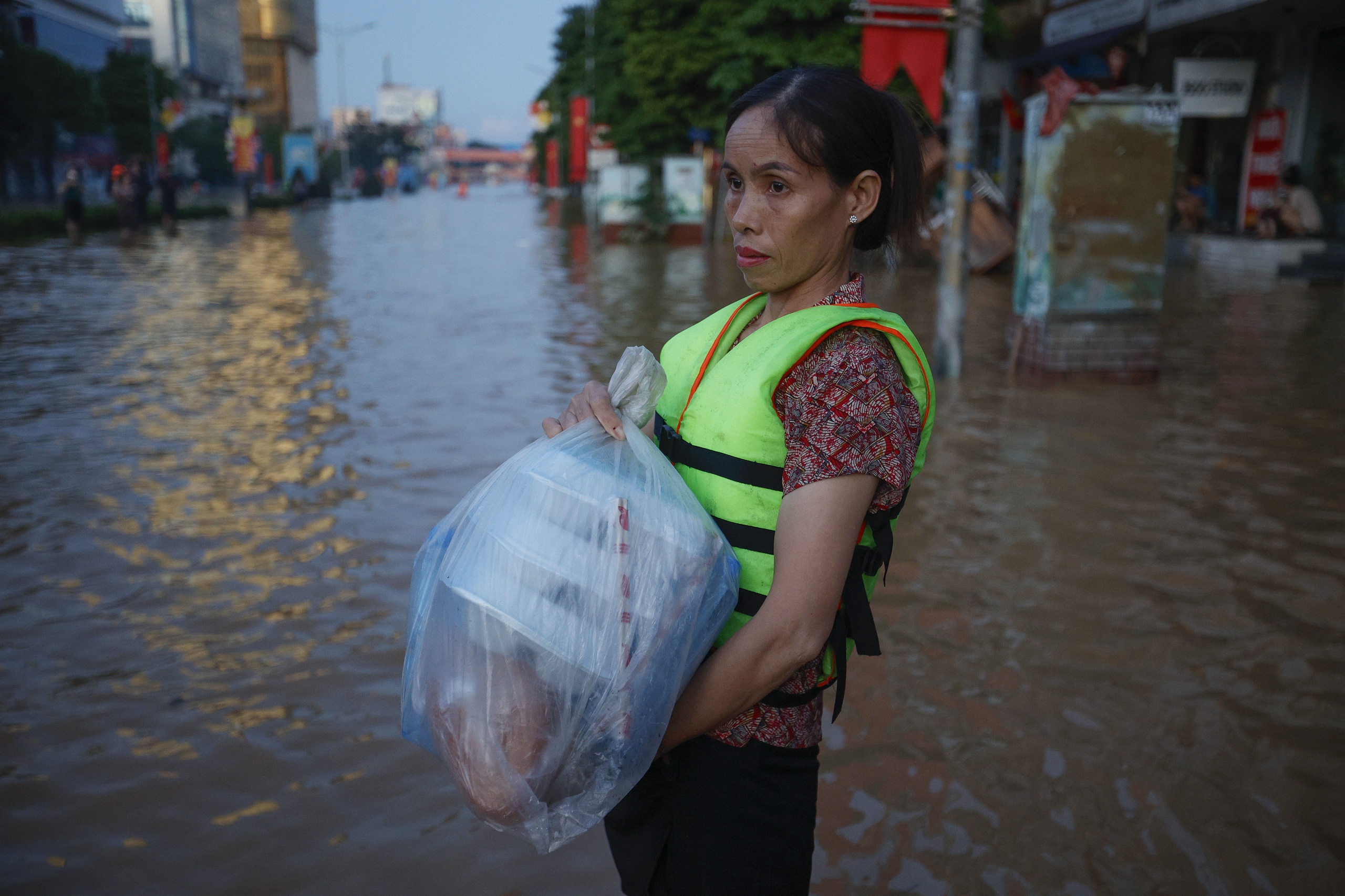 Thái Nguyên vẫn chìm trong nước lũ, người dân cuống cuồng nhận đồ cứu trợ- Ảnh 24. Thái Nguyên vẫn chìm trong nước lũ, người dân cuống cuồng nhận đồ cứu trợ- Ảnh 24.