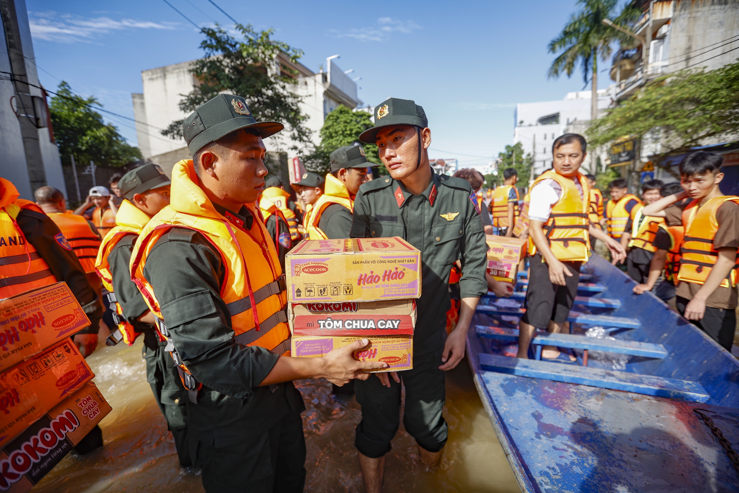 Thái Nguyên vẫn chìm trong nước lũ, người dân cuống cuồng nhận đồ cứu trợ- Ảnh 4. Thái Nguyên vẫn chìm trong nước lũ, người dân cuống cuồng nhận đồ cứu trợ- Ảnh 4.