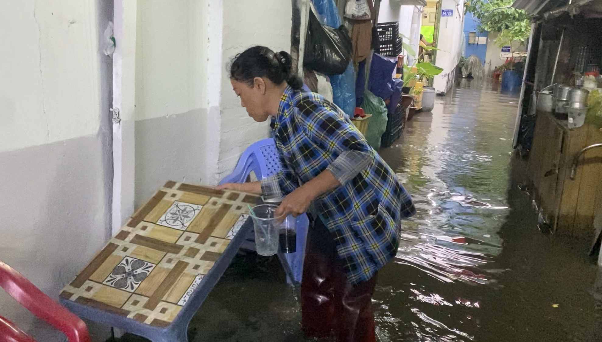 Triều cường d&acirc;ng cao, tiểu thương khốn khổ v&igrave; ngập: Dọn hết, kh&ocirc;ng bu&ocirc;n b&aacute;n được g&igrave;- Ảnh 2.