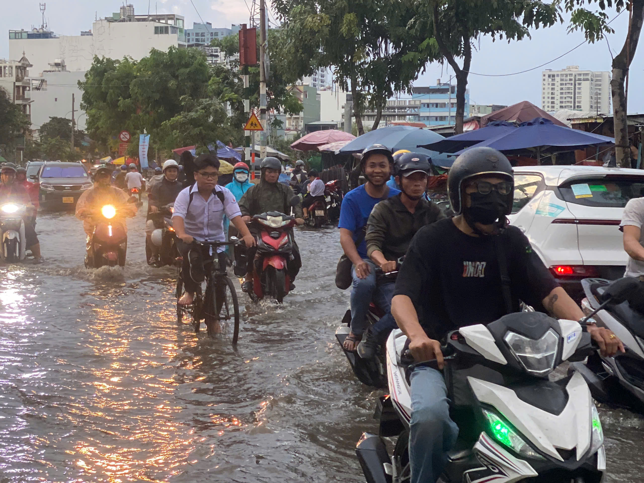 Triều cường dâng cao, tiểu th…
