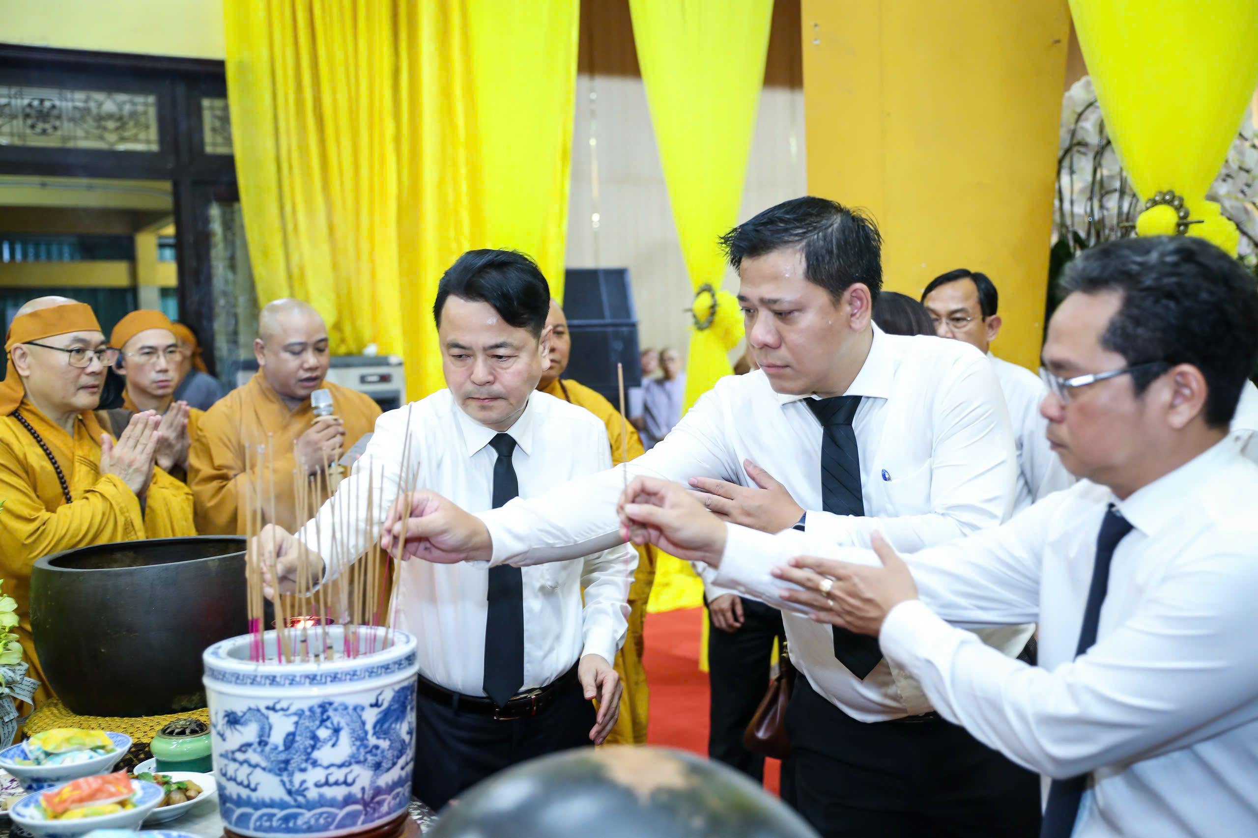 Lãnh đạo TP.HCM viếng trưởng lão hòa thượng Thích Trí Tịnh